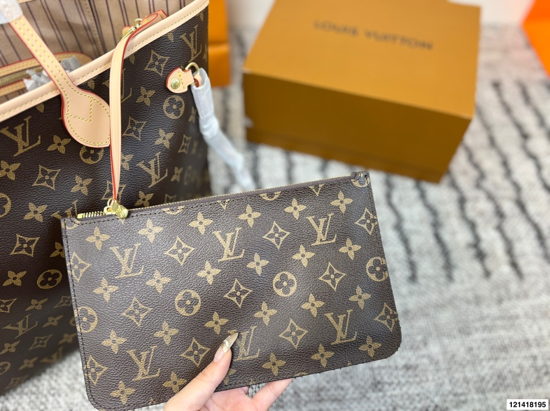 p135 全套包装LV 经典购物袋 Neverfull 全新演绎经典手袋，探索袋内精致细节。重新设计的内袋采用了清新的织物内衬和灵感源自档案馆的复古细节，最值得称道的莫过于可脱卸式拉链手包，它既可单独作为一只精致手拿包使用，亦可作为额外的口袋。明快的内衬色调为 Monogram 经典帆布增加了更多活泼生动之感。尺寸33 30