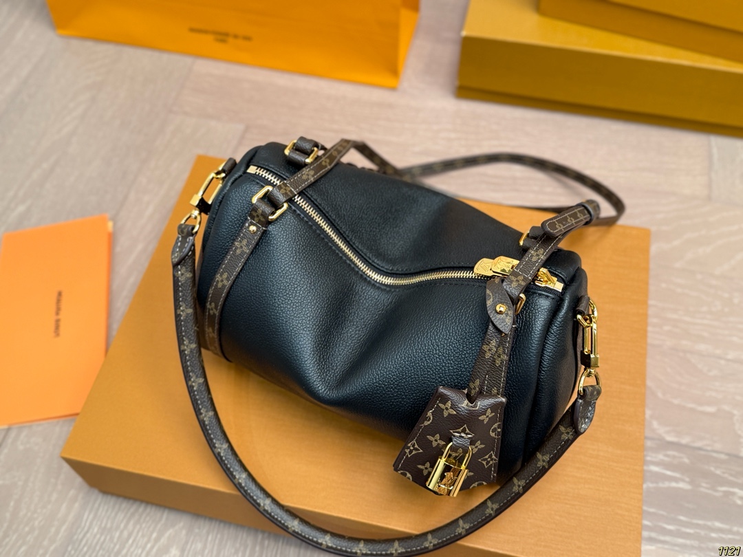 纯皮&yen;240飞机盒钢五金 专柜同步163变频芯片 LV路易威登Express枕头包 配有可拆卸肩带🉑自由转换 手提，肩背或斜挎等各种造型背法 极具松弛感 上身效果时髦好看‼️ 尺寸：小号26 15