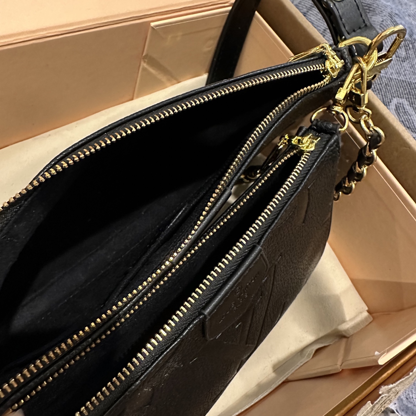 p125 折叠礼盒包装 LV 三合一”麻将包有点酷 lv三件套Multi Pochette Accessoires,这两年一直流行的复古风潮,这回再度刮回了经典Monogram上面,丰富的配件赋予了包包无穷的背法,高级变色皮,高级感十足,冬天的话也比较百搭,强烈推荐 ! 尺寸:大24*13cm 中18*11cm 小9*9cm