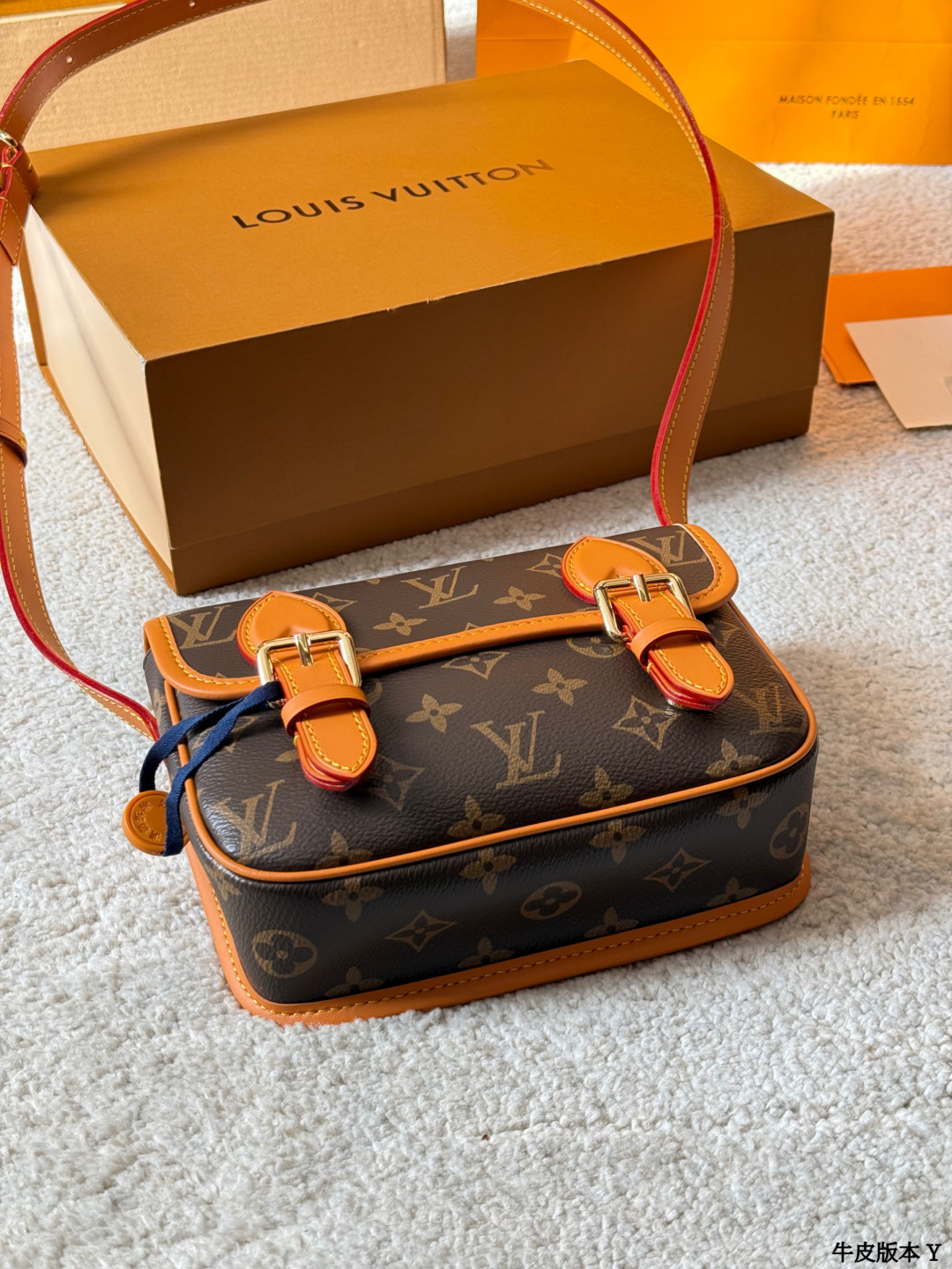 牛皮版本 p230 LV Satchel 迷你邮差包 LV Satchel迷你邮差包，经典Monogram老花帆布+深蜜色牛皮饰边，复古学院风满满！尺寸19x15cm，小巧精致，日常通勤、休闲出行都超适合艹。双扣设计+可调节肩带，单肩斜挎都OK，内部空间能装手机、钥匙、卡包等小物。灵感源自1930年代邮差包，实用又有收藏价值，男女都能轻松驾驭，搭配休闲或复古穿搭都很出彩