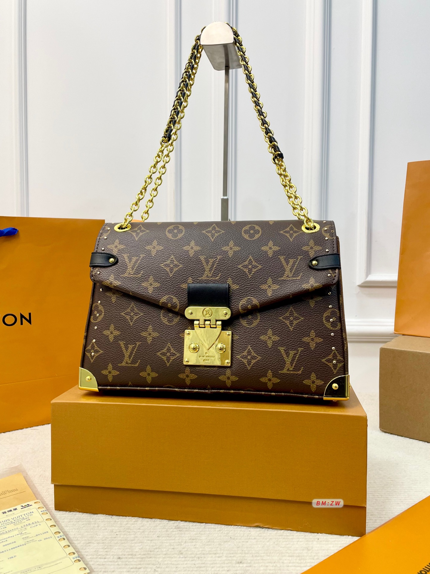 💰185 配折叠盒子 LV Trunkie链条包，2025春夏系列新品，经典Monogram老花帆布+金属链条，复古又时髦✨。小巧精致，配可拆卸肩带，手提、单肩、斜挎都OK！灵感来自LV档案馆，融合邮差包元素，翻盖+金属锁扣超有辨识度🧳。内部空间合理，通勤出行都很实用，是经典与现代的完美结合！ 尺寸：26*8*17