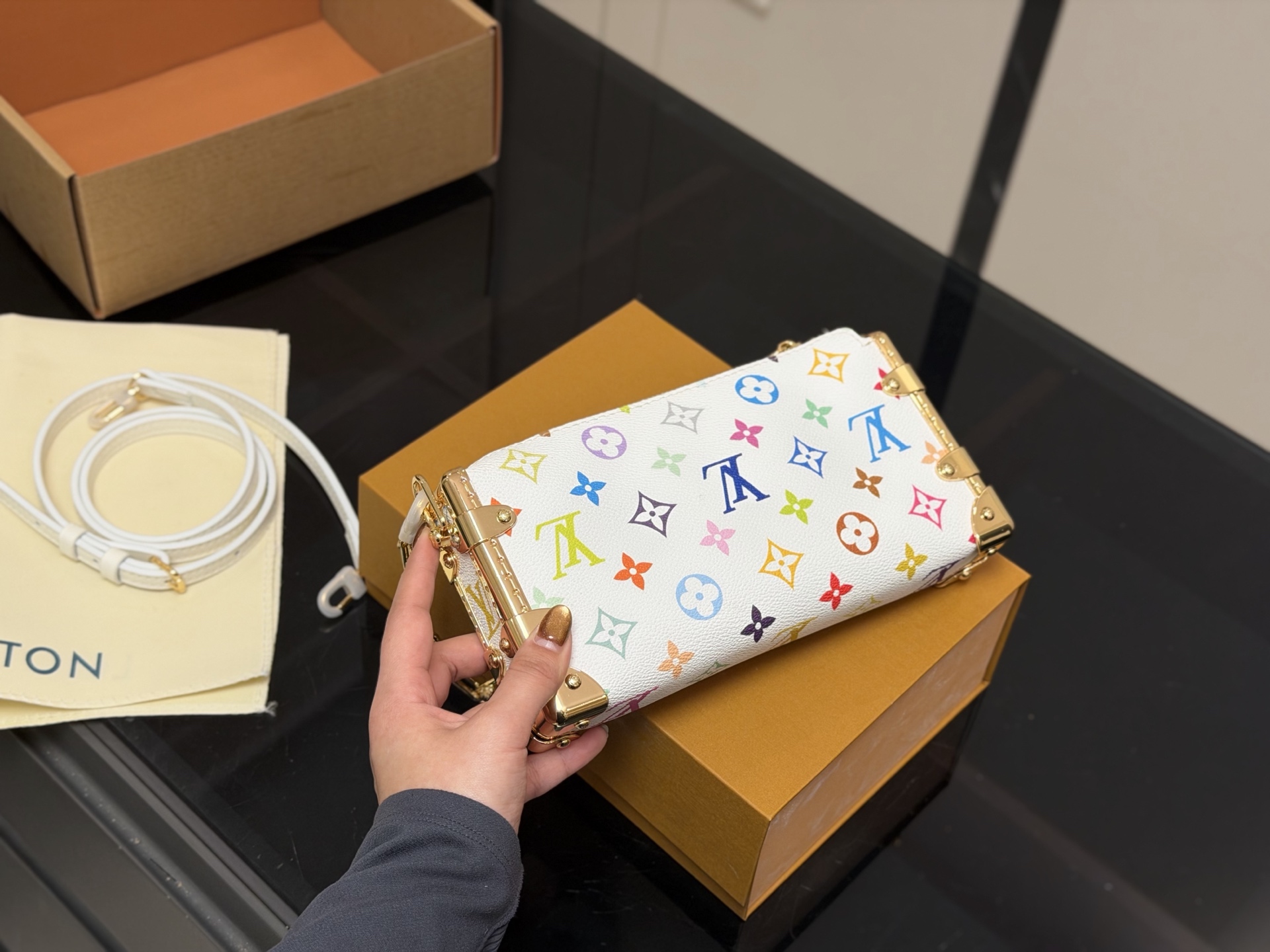 &yen;225 （折叠盒➕飞机盒） size：23*11cm 超时空爆款 Lv王炸新款包 横版谷爱凌 一定要入的它！ 超级洋气 upupup 搜索🔍Lv 软箱子（盒子）