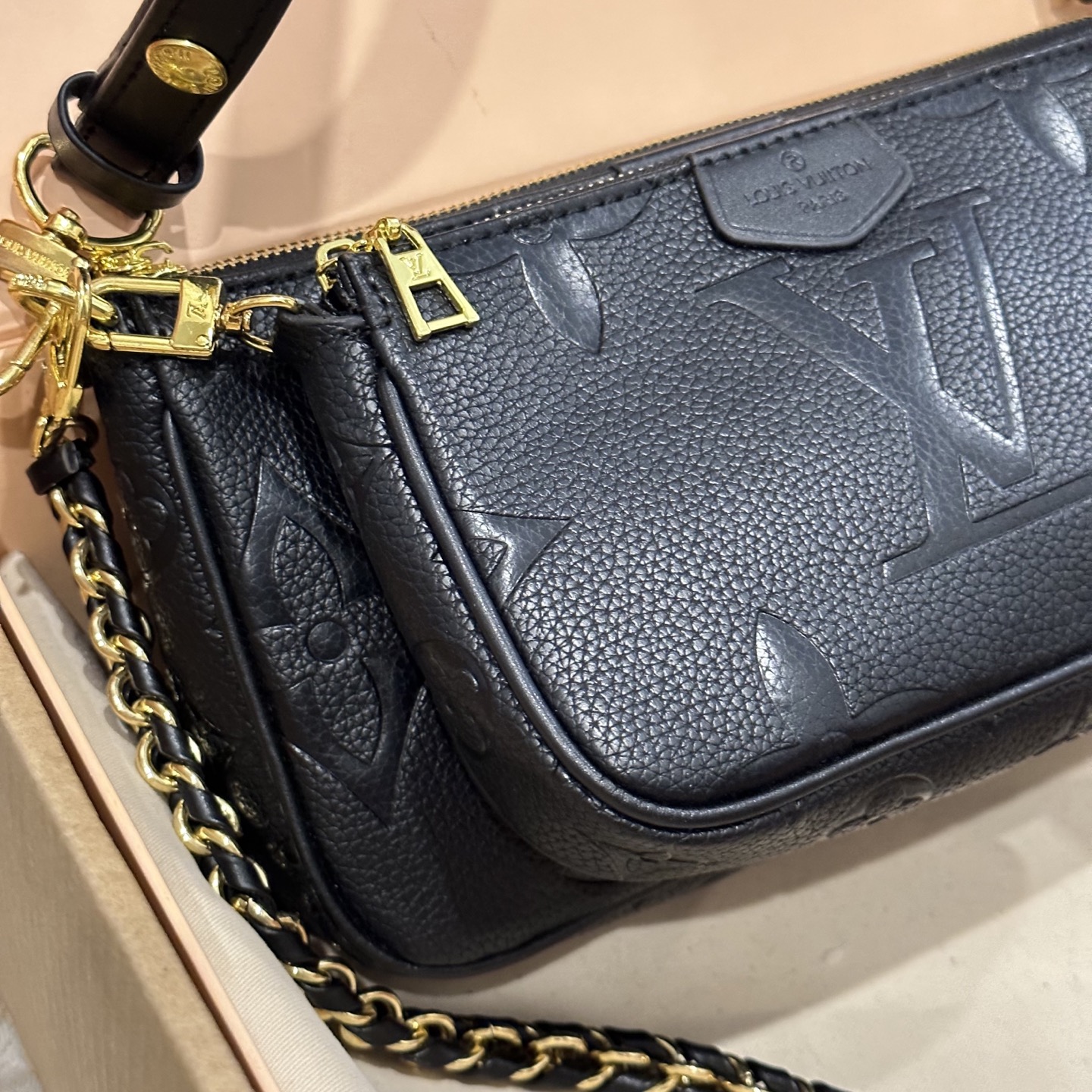 p125 折叠礼盒包装 LV 三合一”麻将包有点酷 lv三件套Multi Pochette Accessoires,这两年一直流行的复古风潮,这回再度刮回了经典Monogram上面,丰富的配件赋予了包包无穷的背法,高级变色皮,高级感十足,冬天的话也比较百搭,强烈推荐 ! 尺寸:大24*13cm 中18*11cm 小9*9cm