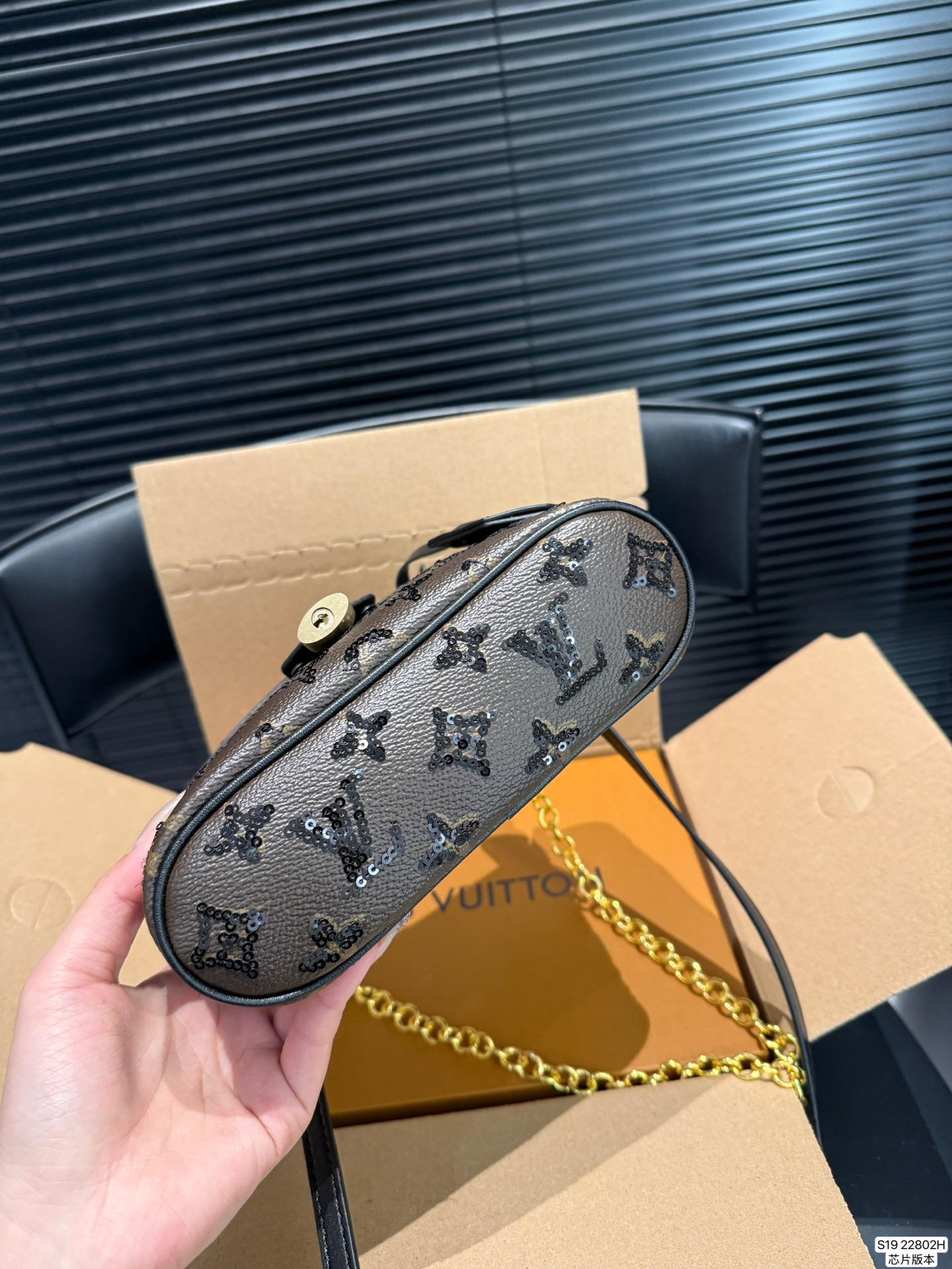 P145 配飞机盒折叠盒子芯片版本 季的化妆包颇受时尚界的青睐，看到第一眼就种草了！！造型很硬核 但空间很实用~走在路上就是一道行走的风景线啊。回头率杠杠的~ 而且真的好好搭！瞬间成为了这季街拍中的常客这只精致的LV化妆包，难道她不香吗～今年度过炎炎夏天的动力 ，就靠她给我补给了尺寸：19 12 货号22802