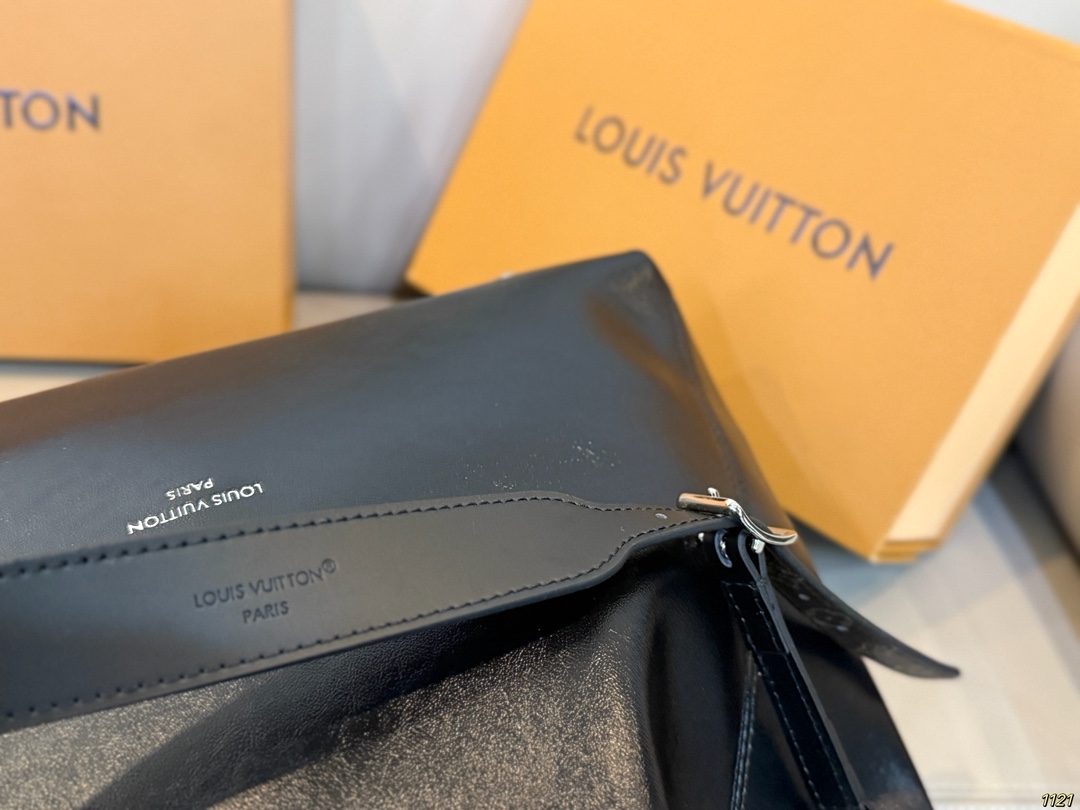 原版复刻&yen;220飞机盒 钢五金163变码芯片 8月新款LV OFF DUTY VIBE也叫&ldquo;下班包&rdquo; 背上它一键去除班味儿，化身都市丽人😍 甜酷中带着一丝儿随性慵懒 包包是抽绳设计，可以单肩也可以斜挎 下班背上它，说走就走 一起来开启下班模式 尺寸：中号单肩包35 37