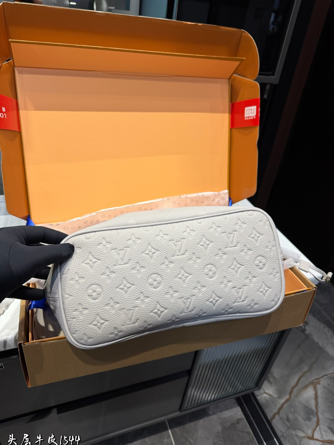 ❤️头层牛皮 p310❤️ Lv牛皮L家 Neverfull 中号购物袋!入门级的款式哦!绝对的终身款!此物经典不言而喻!街拍和实用都是非常nb的选择!大家拿到后可以感受下,皮质颗粒之间空袭分明,宽度平均,摸上去软硬适中,尺寸 32*28cm