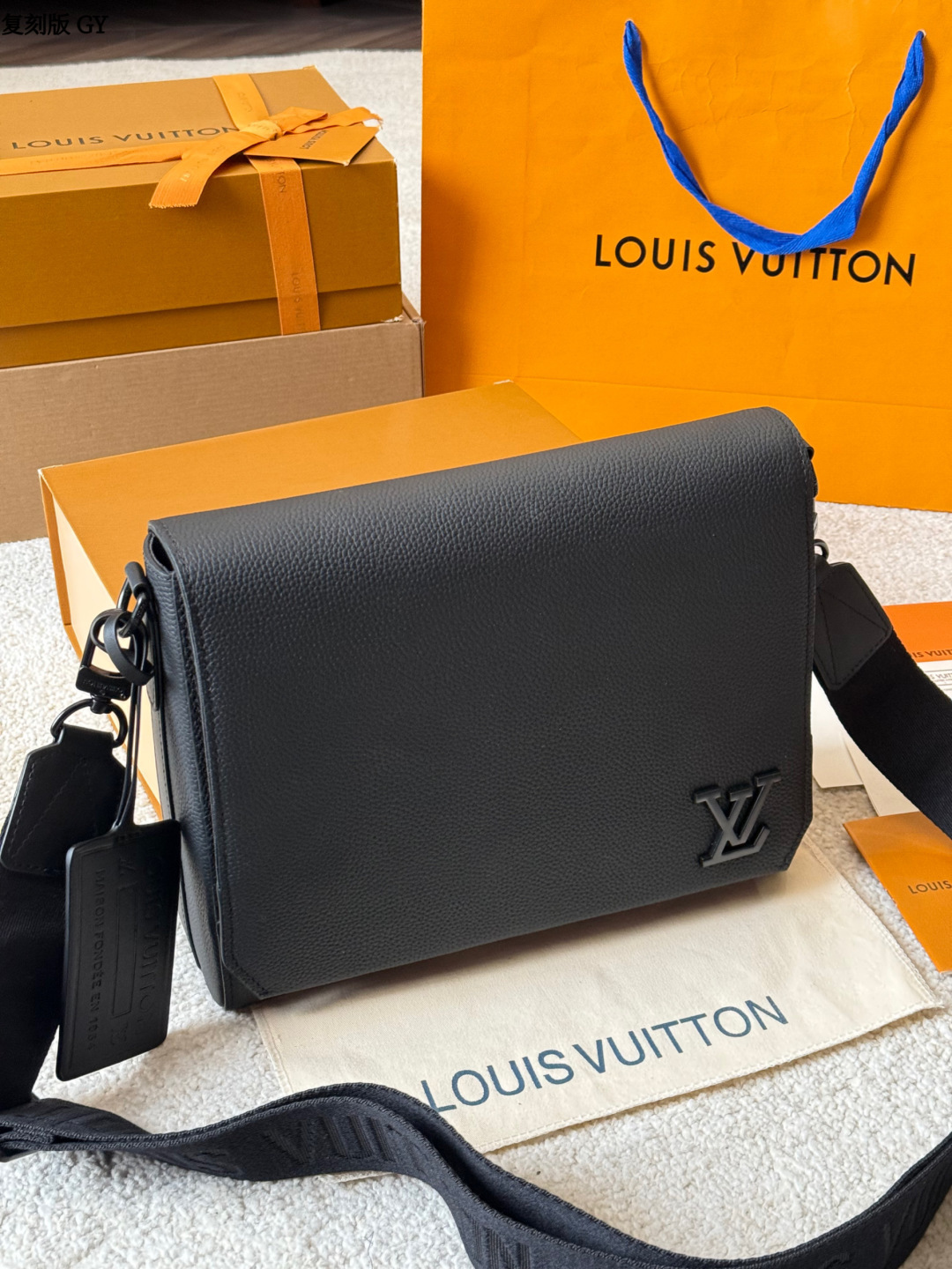 复刻版 p280 LV Takeoff 小号邮差包 LV Takeoff小号邮差包，黑色粒面牛皮+经典 Monogram压纹，低调又有质感！翻盖设计+可拆卸肩带，单肩or斜挎都OK，通勤休闲都能搭。尺寸刚好，手机钱包轻松装下，实用又时髦，是男士必入的经典单品！ 尺寸 28 22cm