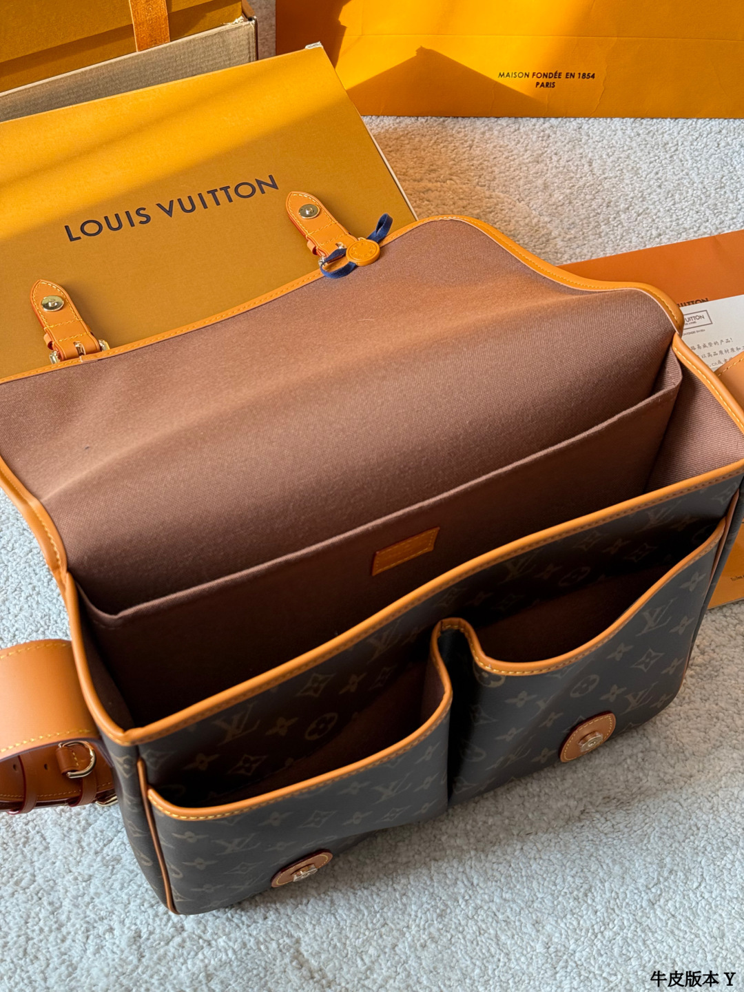 牛皮版本 p250 LV Satchel 邮差包 LV Satchel邮差包,经典Monogram老花帆布+深蜜色牛皮饰边,复古学院风满满!小巧精致,日常通勤、休闲出行都超适合艹。双扣设计+可调节肩带,单肩斜挎都OK,内部空间能装手机、钥匙、卡包等小物。灵感源自1930年代邮差包,实用又有收藏价值,男女都能轻松驾驭,搭配休闲或复古穿搭都很出彩 尺寸 35 26cm