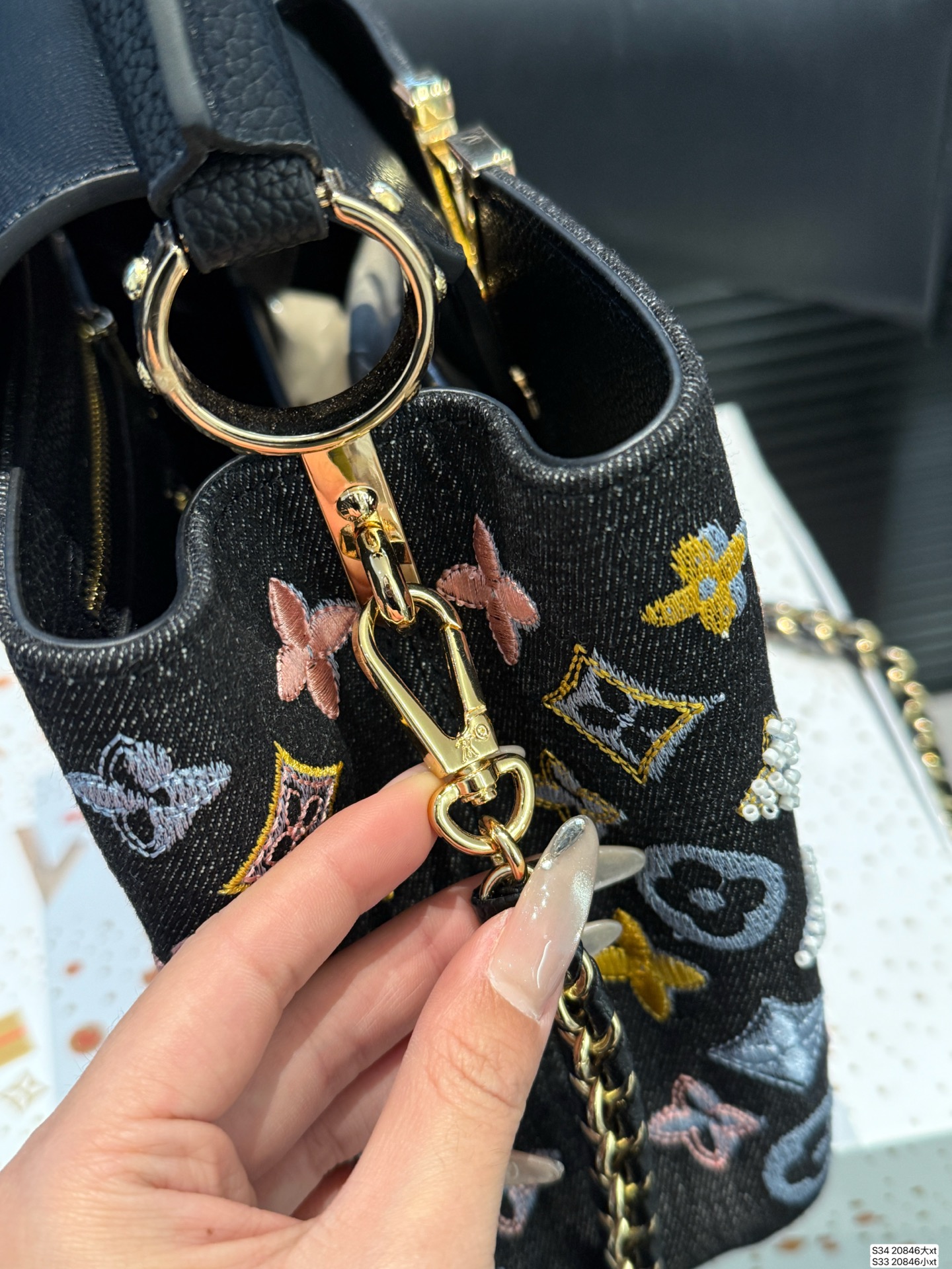 大号P220 小号P215 LVCapucines 贵妇包 超繁琐制作工序，女王范儿必备，经典大logo设计，结合monogram经典小花元素[哇]简洁大气，尺寸合理、容量OK，可手提可单肩， 尺寸：大号27 18 小号20 14 货号大20846