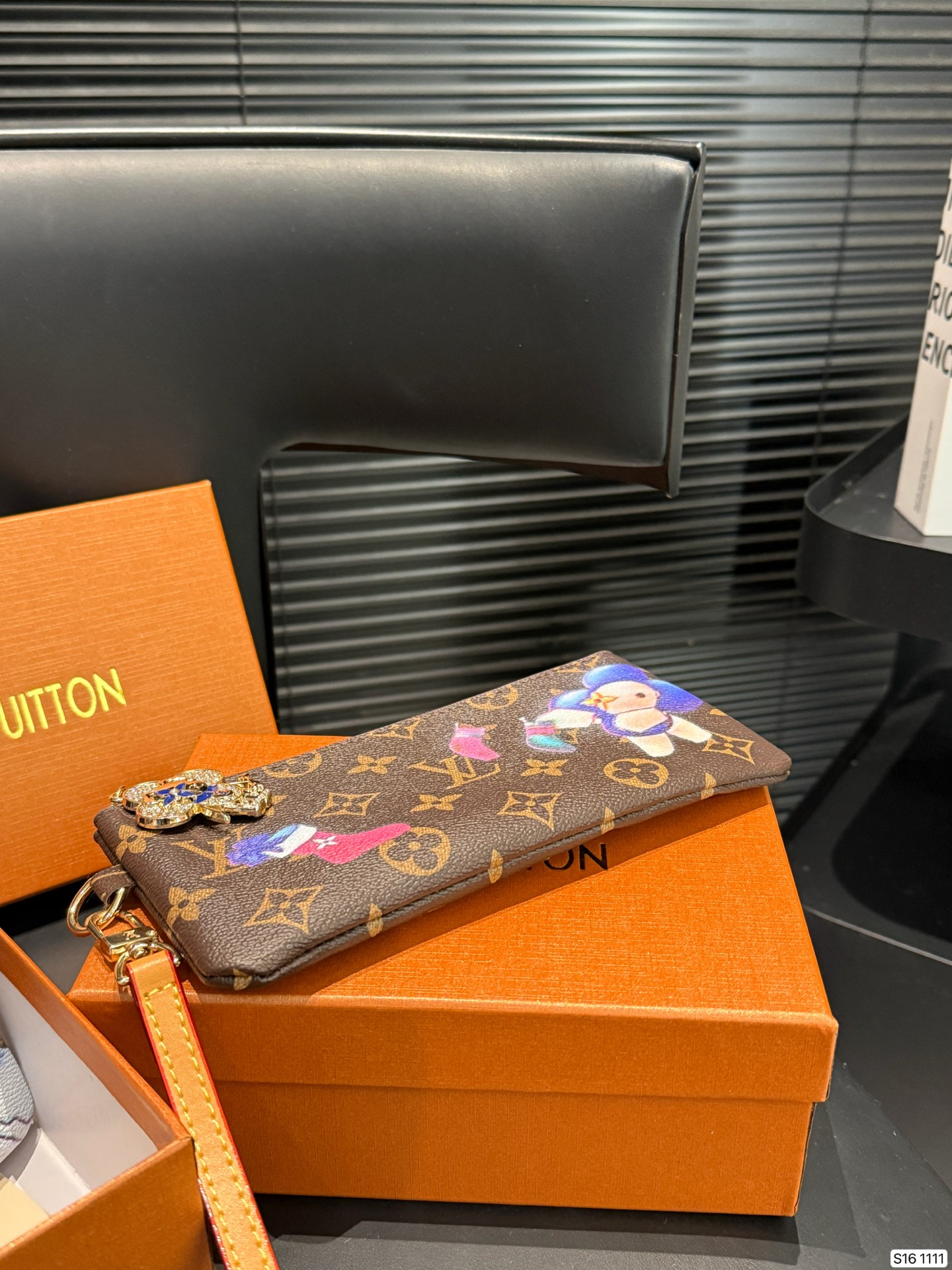 P130 配盒子 LV 专柜最新款火爆登场！做工精致， 媲美专柜！多功能小钱包超级实用 尺寸20 10 货号1111