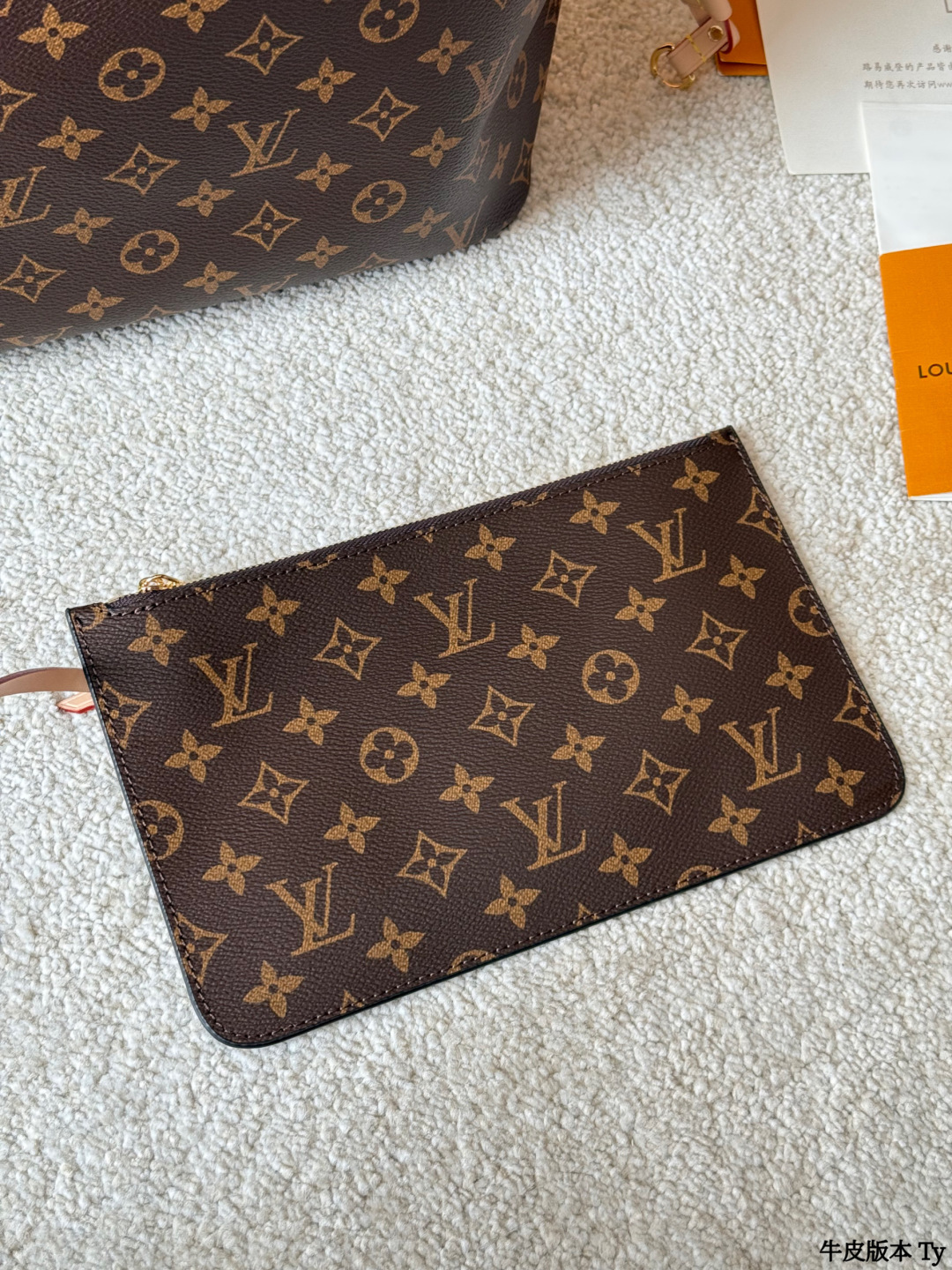 牛皮版本 p175 Lv 牛皮 L家 Neverfull 中号购物袋!入门级的款式哦!绝对的终身款!此物经典不言而喻!街拍和实用都是非常nb的选择!大家拿到后可以感受下,皮质颗粒之间空袭分明,宽度平均,摸上去软硬适中,变色皮哦!尺寸 :32 *28 (密封折叠礼盒包装 配海关贴 发票 免税店证书📄)