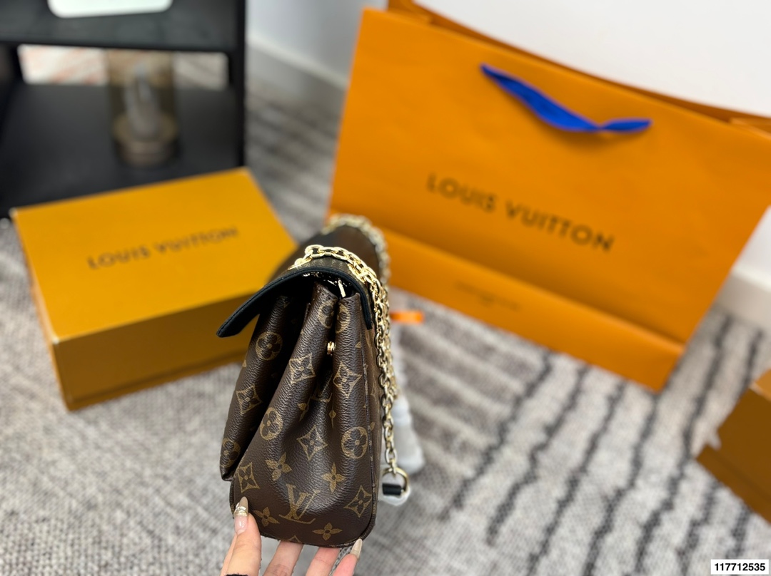 p175 变码芯片 全套包装 LV pallas chain 经典款链条包红色信封包 Lv的传奇信封还是老款的好看 别看尺寸不大 但是手机📱口红💄钥匙🔑纸巾什么都装得下 很有女人味的一款包包 不管单肩 斜挎都很好看 而且秋冬配老花真的绝绝子 加上红色吸睛 秋冬必备集美们 尺寸30.19/23.15