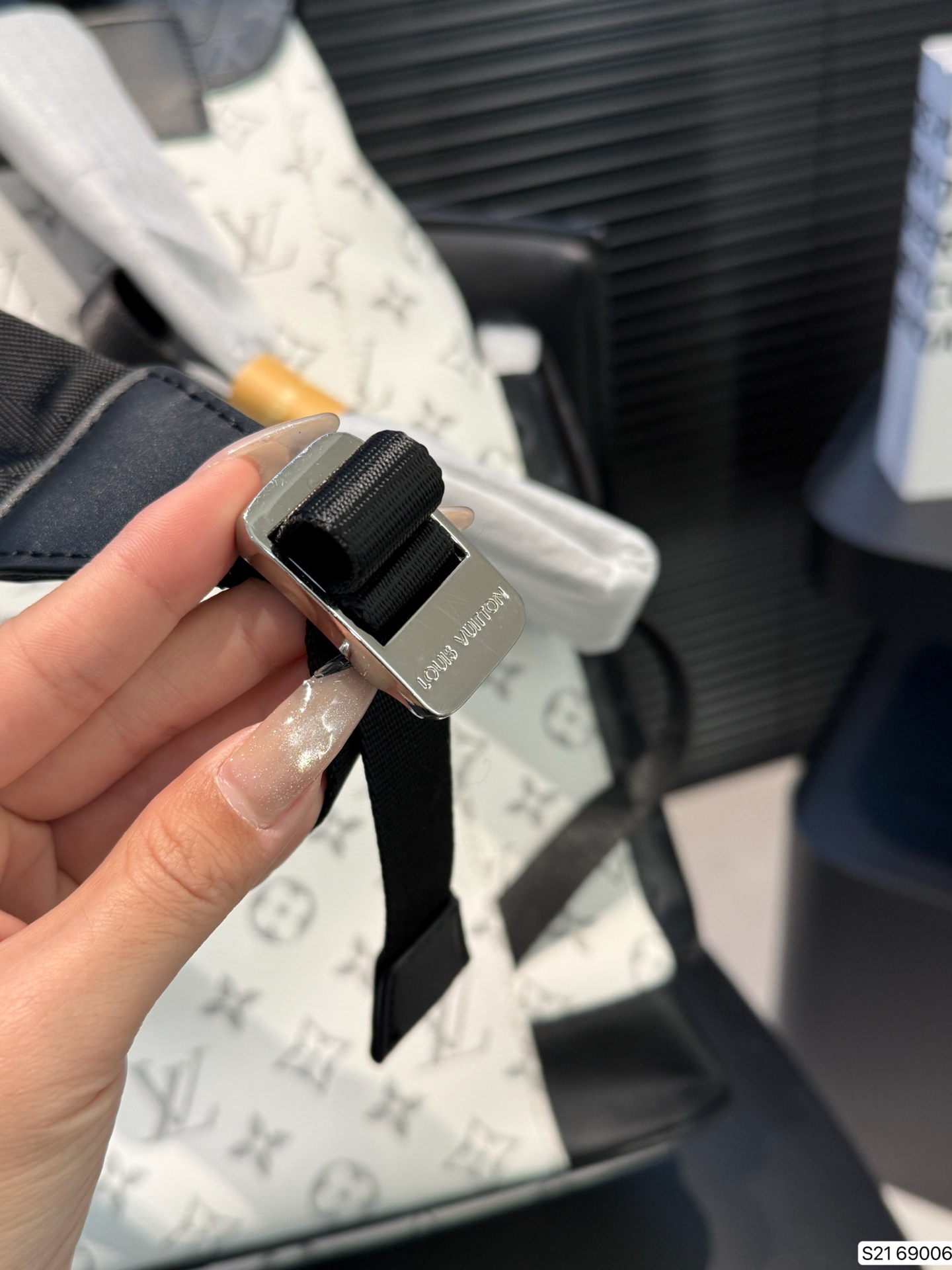 P155 LV 早春最新款 双肩包 这款时尚功能背包是最适合都市活躍人士 它将运动袋形与独特的品牌细节元素结合 背都超好看哦！尺寸: 32 42 货号69006