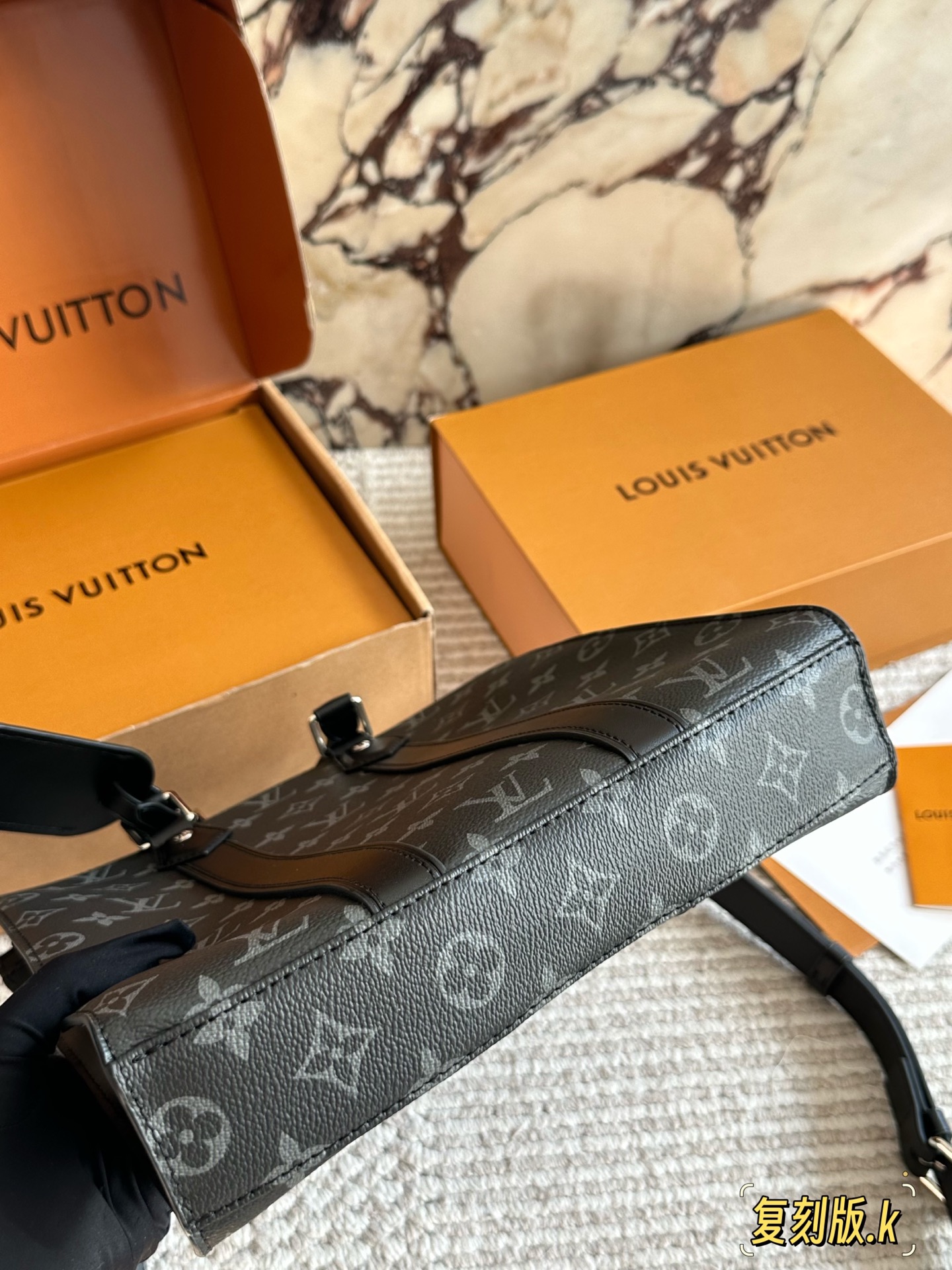 p220 配盒 lv 琴谱包 男包购物袋 万年不过时 专用LV面料原单五金 原版开模定制 男女同款 手感超软 超舒服 ⚠ 全部五金都带logo 配折叠礼盒尺寸 26 28cm