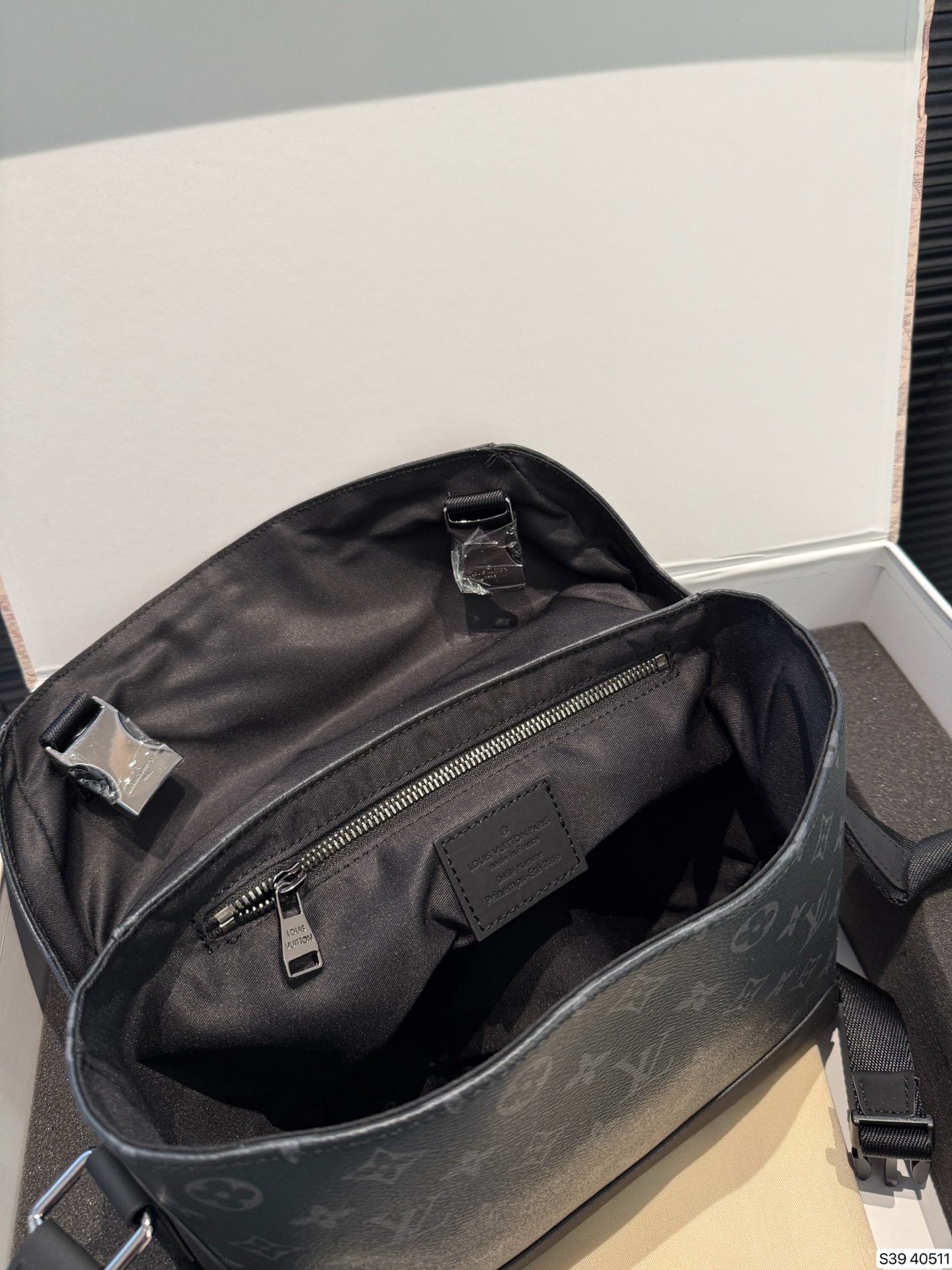 P245 配折叠盒子 经典Lv套盒 新款邮差黑武士➕挂件➕墨镜尺寸28 22 货号40511套盒