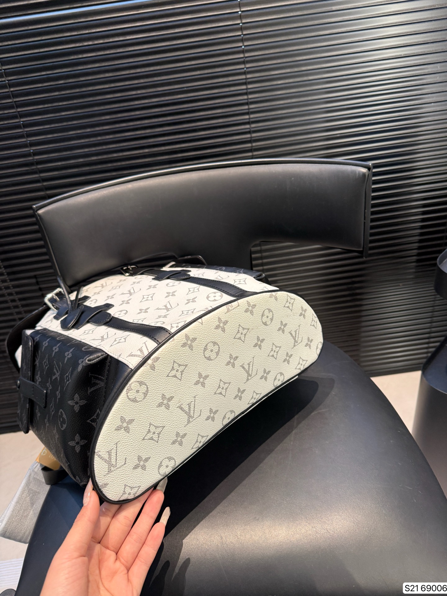 P155 LV 早春最新款 双肩包 这款时尚功能背包是最适合都市活躍人士 它将运动袋形与独特的品牌细节元素结合 背都超好看哦！尺寸: 32 42 货号69006