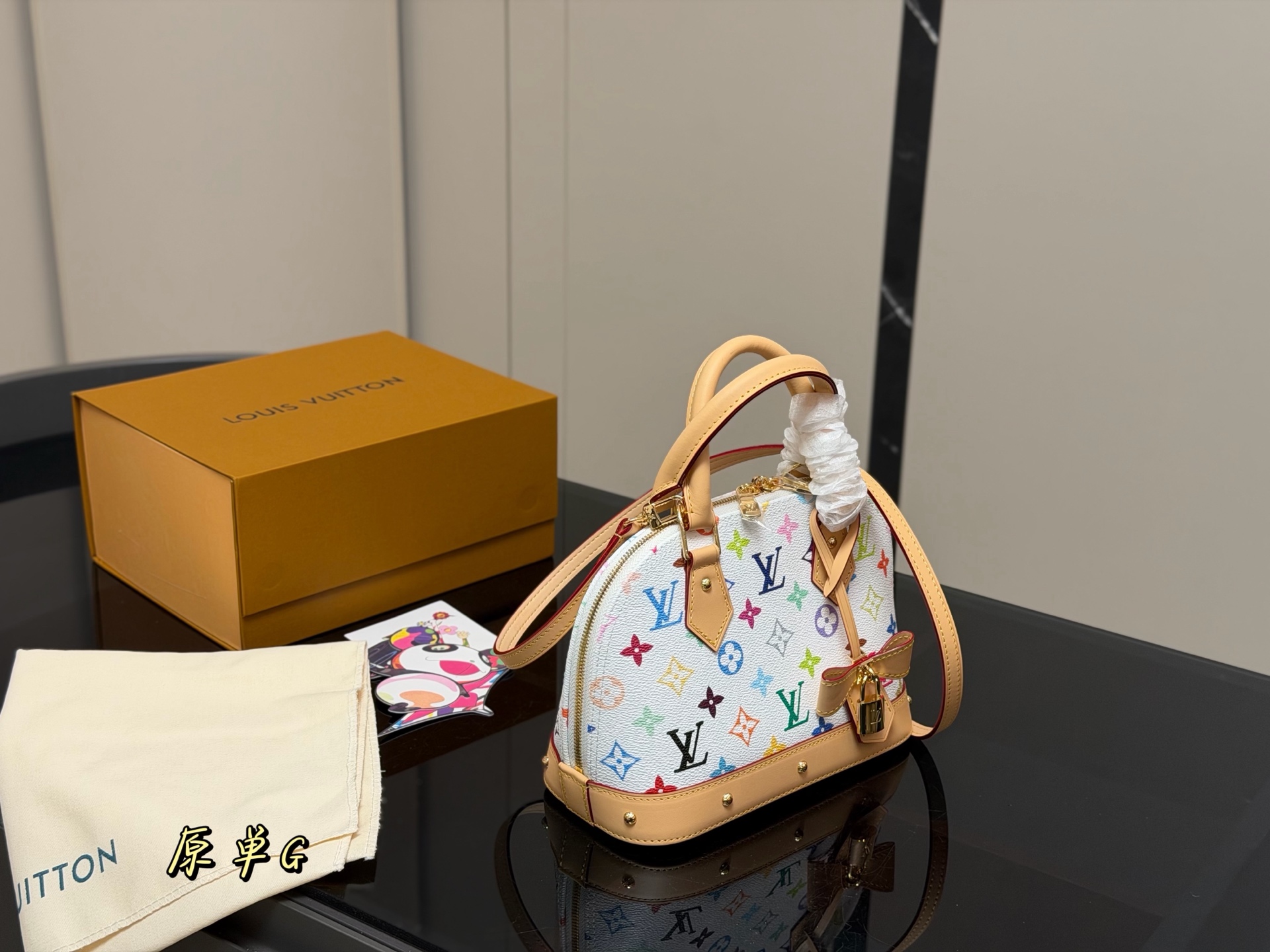 ¥215 配折叠盒飞机盒 size:25*18cm Lv 这个白三彩 alma贝壳 太可爱啦! 小巧又复古已经拎着溜达两天了~