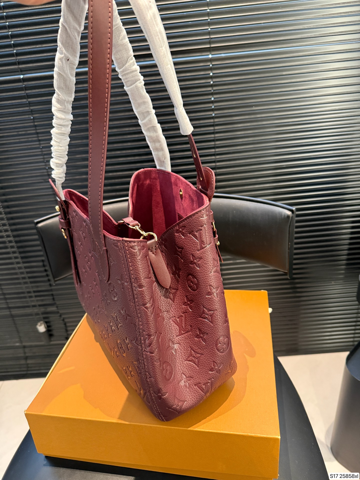 P135 配折叠盒 LV新款 all in one实拍，又优雅住了 LV皮质款一如既往的有质感哇🎊 这次出了黑色和大象灰两个颜色 比较低调一些，会更有质感 高质感轻松拿捏啦 尺寸28 25货号25858