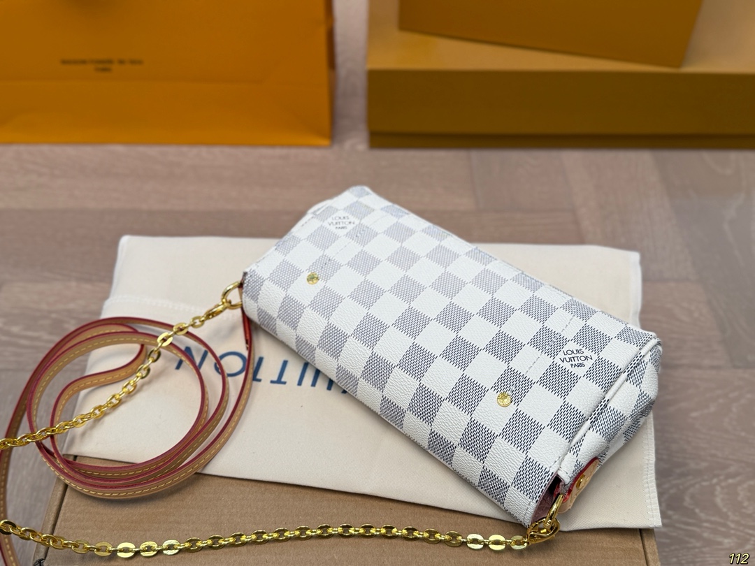 原版复刻&yen;140飞机盒 LV小号晚宴包 变频芯片 路易威登lv腋下包 搭配2条肩带可斜挎🛍 全新搭配 高端品质 原版面料 超级大牌的一款 上身特别洋气 喜欢的美妞抓紧自留啦 尺寸：小号21 11