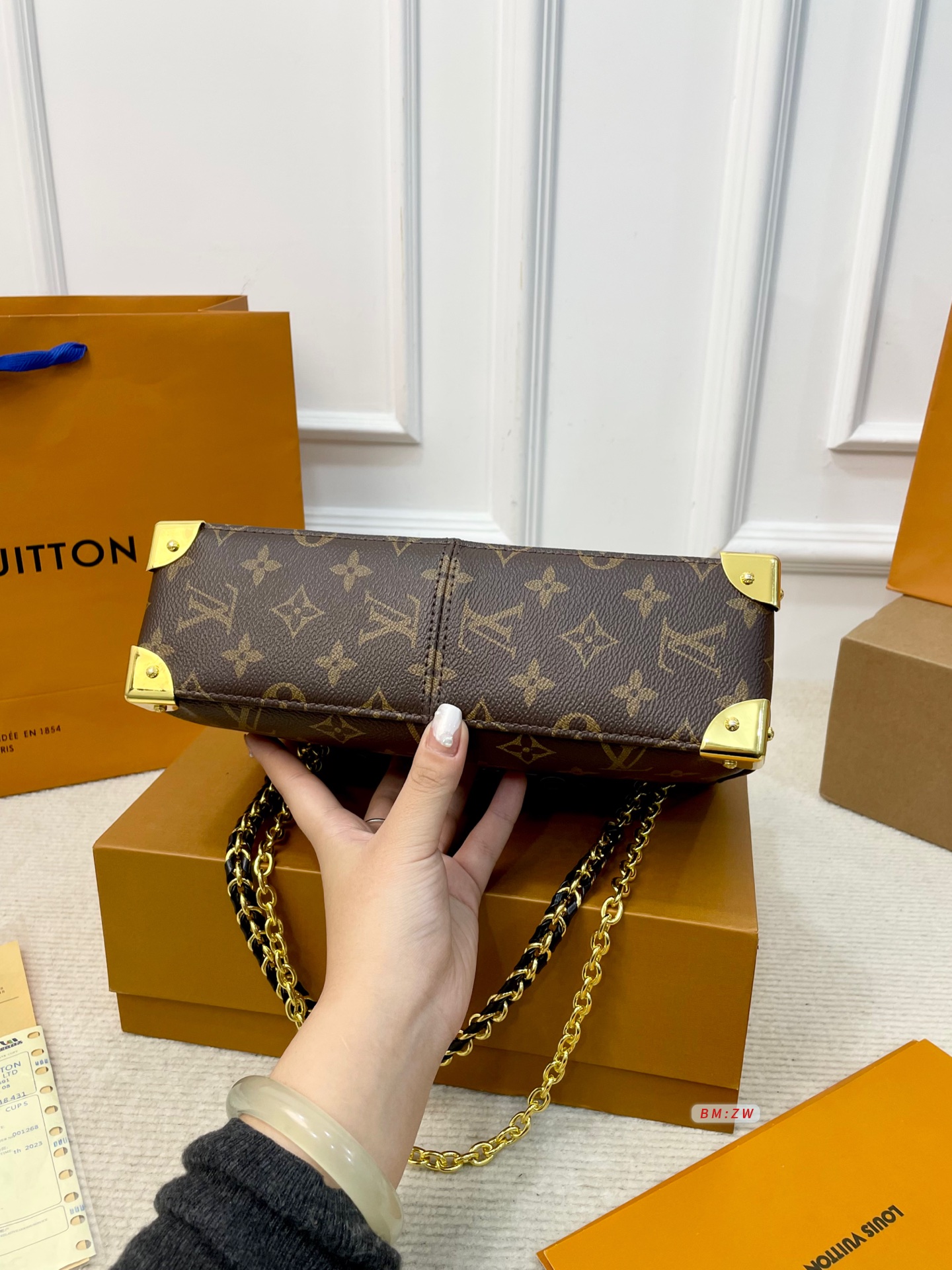 💰185 配折叠盒子 LV Trunkie链条包，2025春夏系列新品，经典Monogram老花帆布+金属链条，复古又时髦✨。小巧精致，配可拆卸肩带，手提、单肩、斜挎都OK！灵感来自LV档案馆，融合邮差包元素，翻盖+金属锁扣超有辨识度🧳。内部空间合理，通勤出行都很实用，是经典与现代的完美结合！ 尺寸：26*8*17