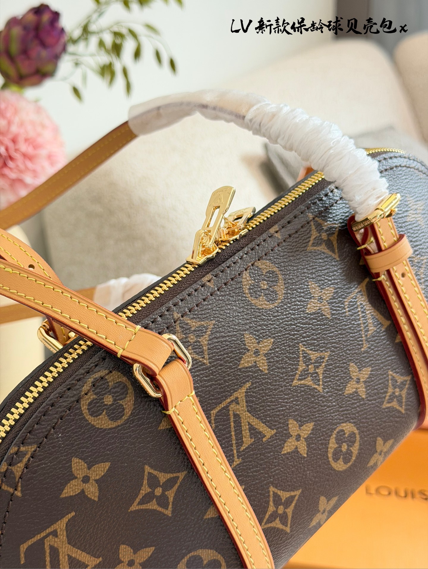 LV Papillon 26圆筒包p250 LV Papillon 26圆筒包，经典Monogram老花帆布+牛 皮饰边，复古优雅又实用! 26cm小巧尺寸，手提、单肩、斜挎都OK,，通勤休闲都能驾驭'+。灵感来自1940年代好莱坞，融合现代廓形，容量适中，日常物品轻松收纳。圆筒造型超有辨识度，是明星街拍和中古市场热门款，四季都能搭配，时髦又百搭!