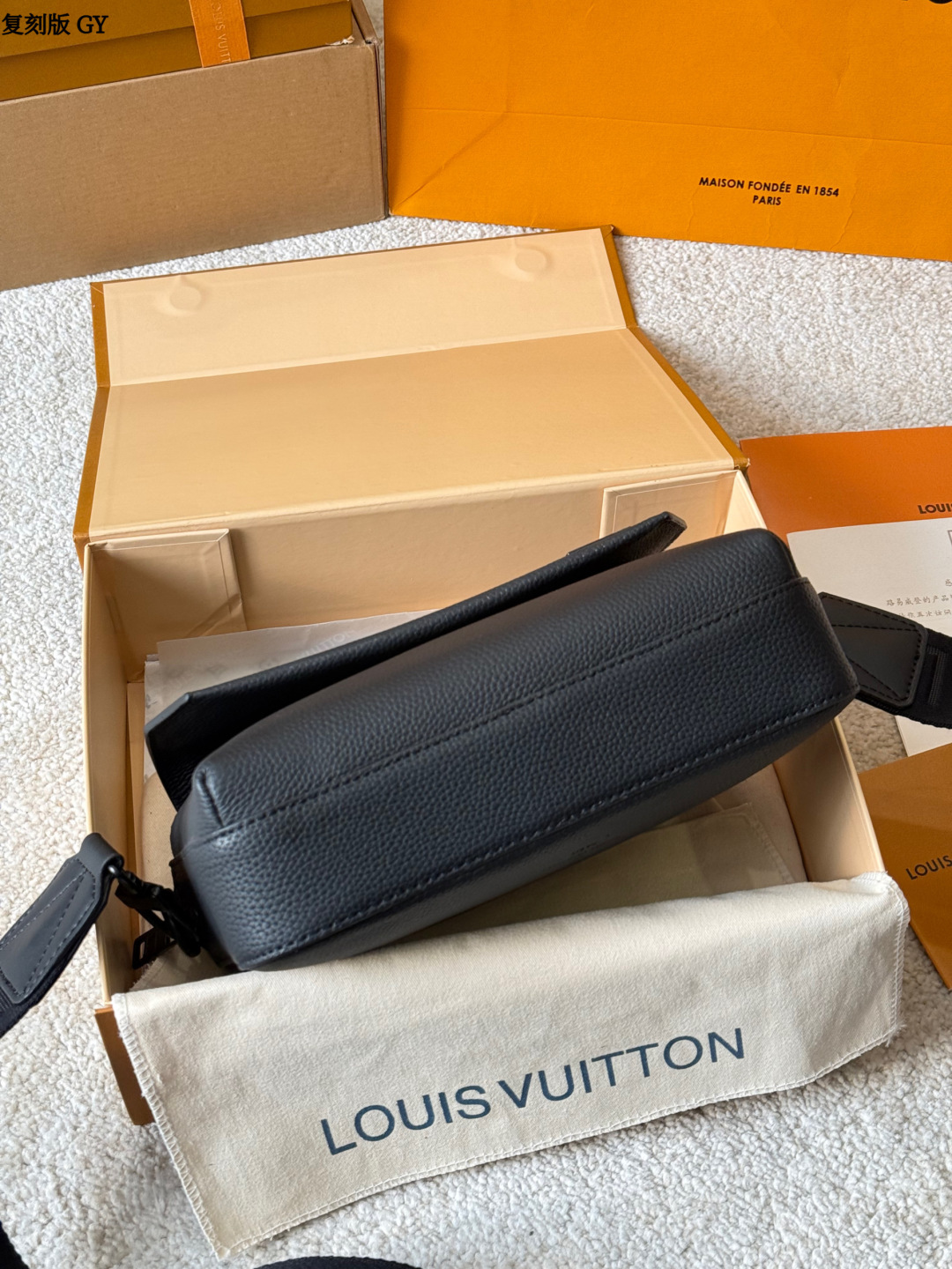 复刻版 p225 LV Takeoff 小号邮差包 LV Takeoff小号邮差包，黑色粒面牛皮+经典 Monogram压纹，低调又有质感！翻盖设计+可拆卸肩带，单肩or斜挎都OK，通勤休闲都能搭。尺寸刚好，手机钱包轻松装下，实用又时髦，是男士必入的经典单品！ 尺寸 23 18cm