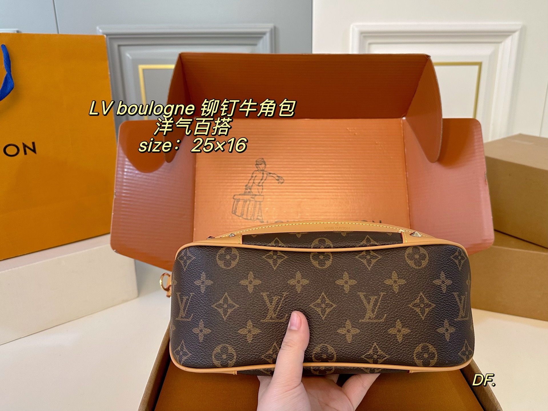 P190（折叠盒飞机盒） size:25&times;16 LV路易威登boulogne铆钉中古牛角包💕 经典老花配色，款式百搭！ 包身轻，不显臃肿 两款肩带，背法多样～ 超级好搭配，实用性美貌兼具✅