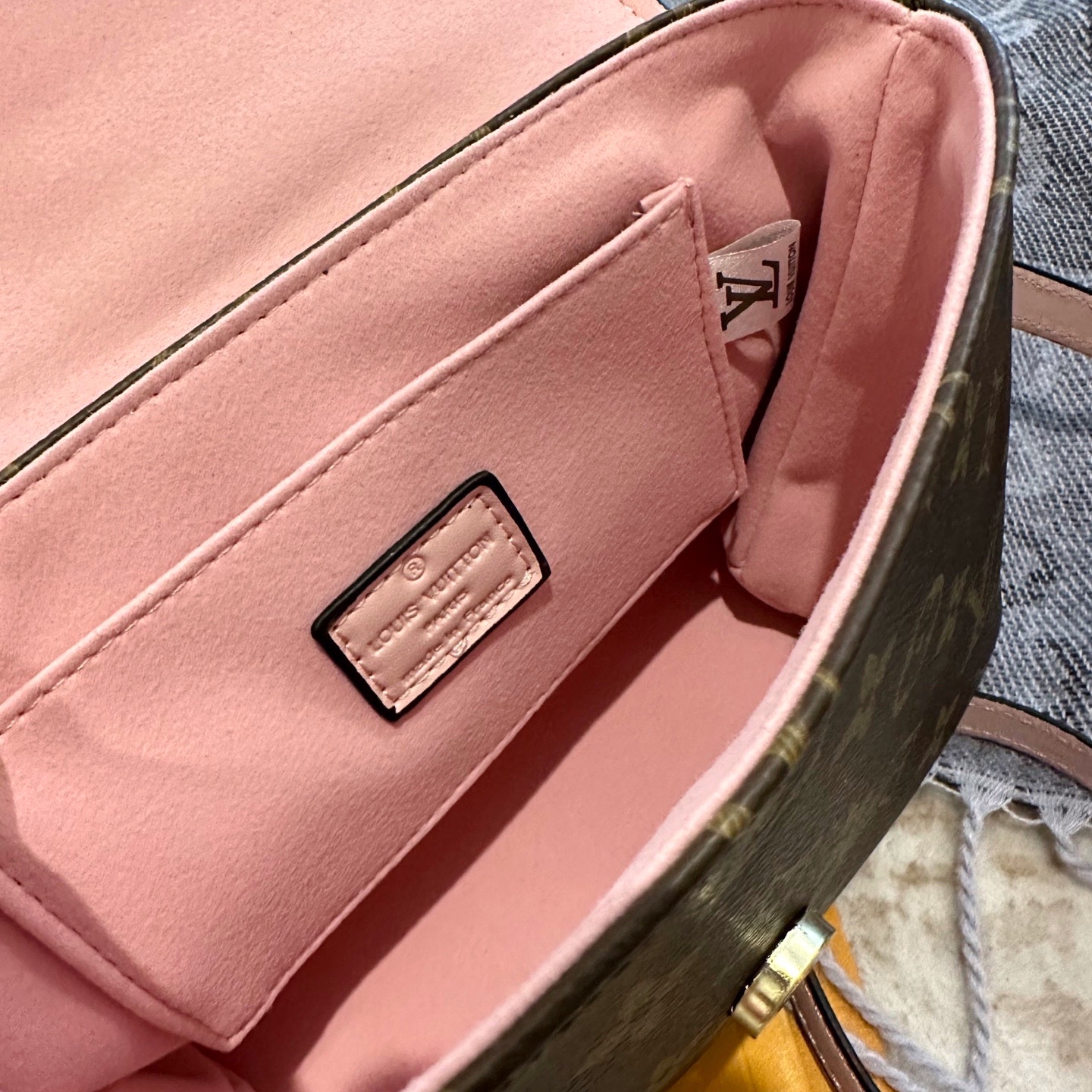 p100 礼盒包装 LV 新款LOCKY BB老花拼皮手提单肩斜跨包 Monogram涂层帆布与柔滑的材质 磨面牛皮饰边 织物内衬 金色金属饰件 顶部配有Toron手柄 适合手提或手挽 可脱卸 可调节肩带 方便肩背或斜挎 经典磁吸挂锁 内设贴袋 尺寸23cm