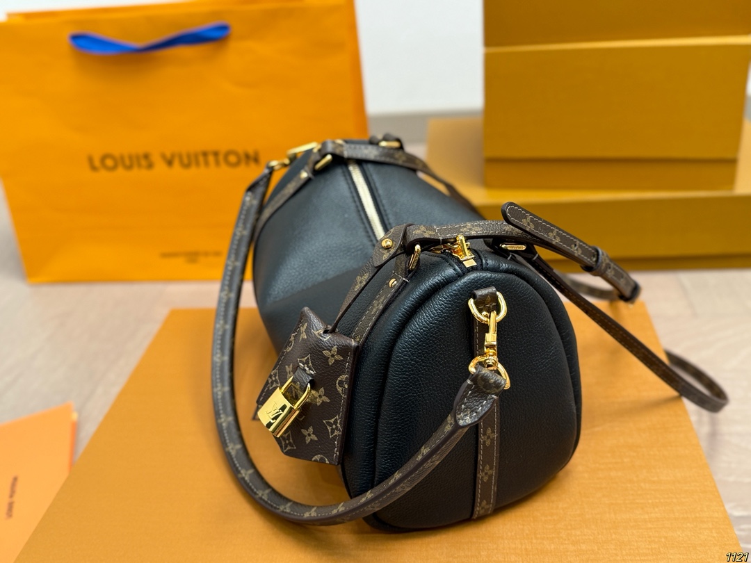 纯皮&yen;240飞机盒钢五金 专柜同步163变频芯片 LV路易威登Express枕头包 配有可拆卸肩带🉑自由转换 手提，肩背或斜挎等各种造型背法 极具松弛感 上身效果时髦好看‼️ 尺寸：小号26 15