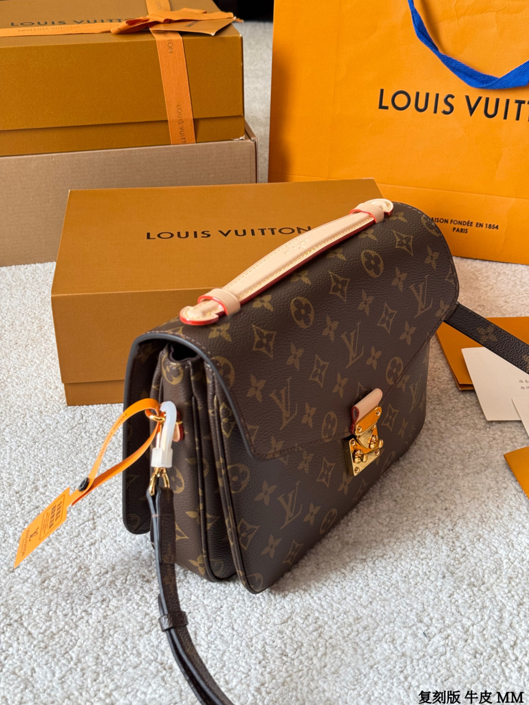 复刻版 牛皮 p260 Lv Pochette M&eacute;tis 邮差包 复刻版 牛皮 邮差包老花手提单肩斜挎包，优雅低调的外形设计和宽敞的包身更加入了实用性，LV闪亮的纯钢金色五金配件- 可调节肩带，配有树糕皮的肩垫，拉链闭合 超细纤维内衬 尺寸：25*20cm