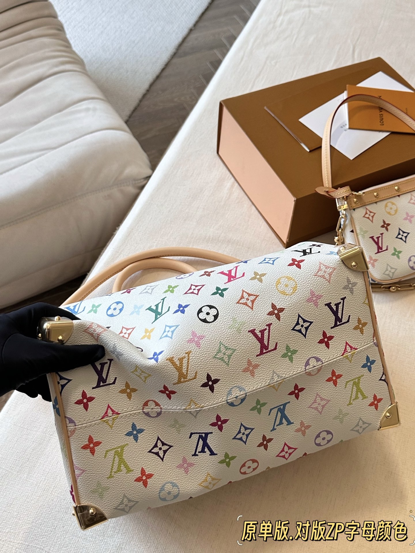 💰300 配盒 白三彩 原单版 size：30*21cm 快來看看L家 Speedy30 枕头包 尺寸30公分日常、旅行都適合! 这个尺寸太喜欢了 真好用！也太 COOL！