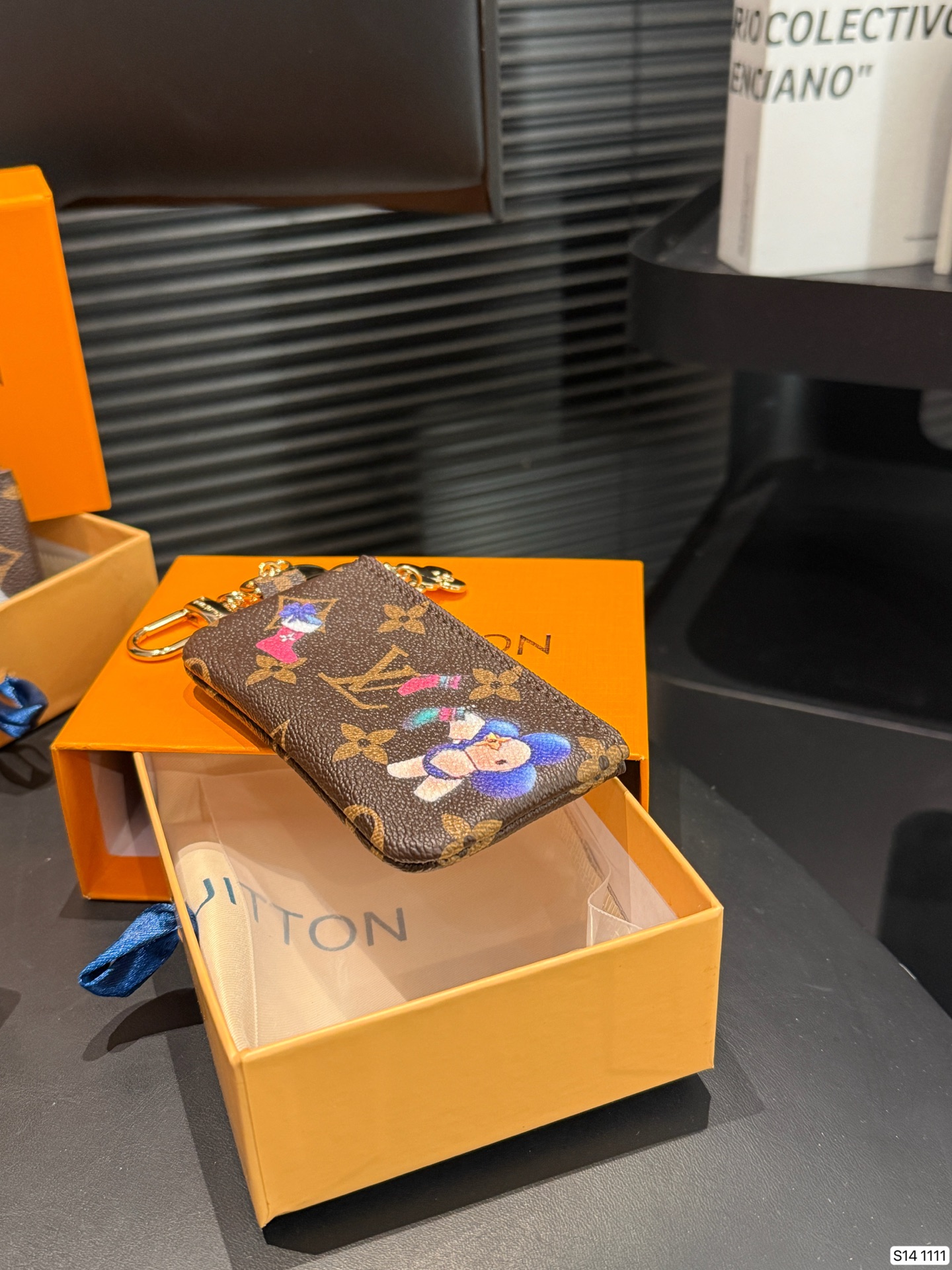 P120 配盒子 今天着重介绍一下我最爱的小卡包十钥匙包+零钱包： 驴牌老花~ 外形就比银行卡大一圈，内部刚好可以放下 尺寸11.5 6 货号1111