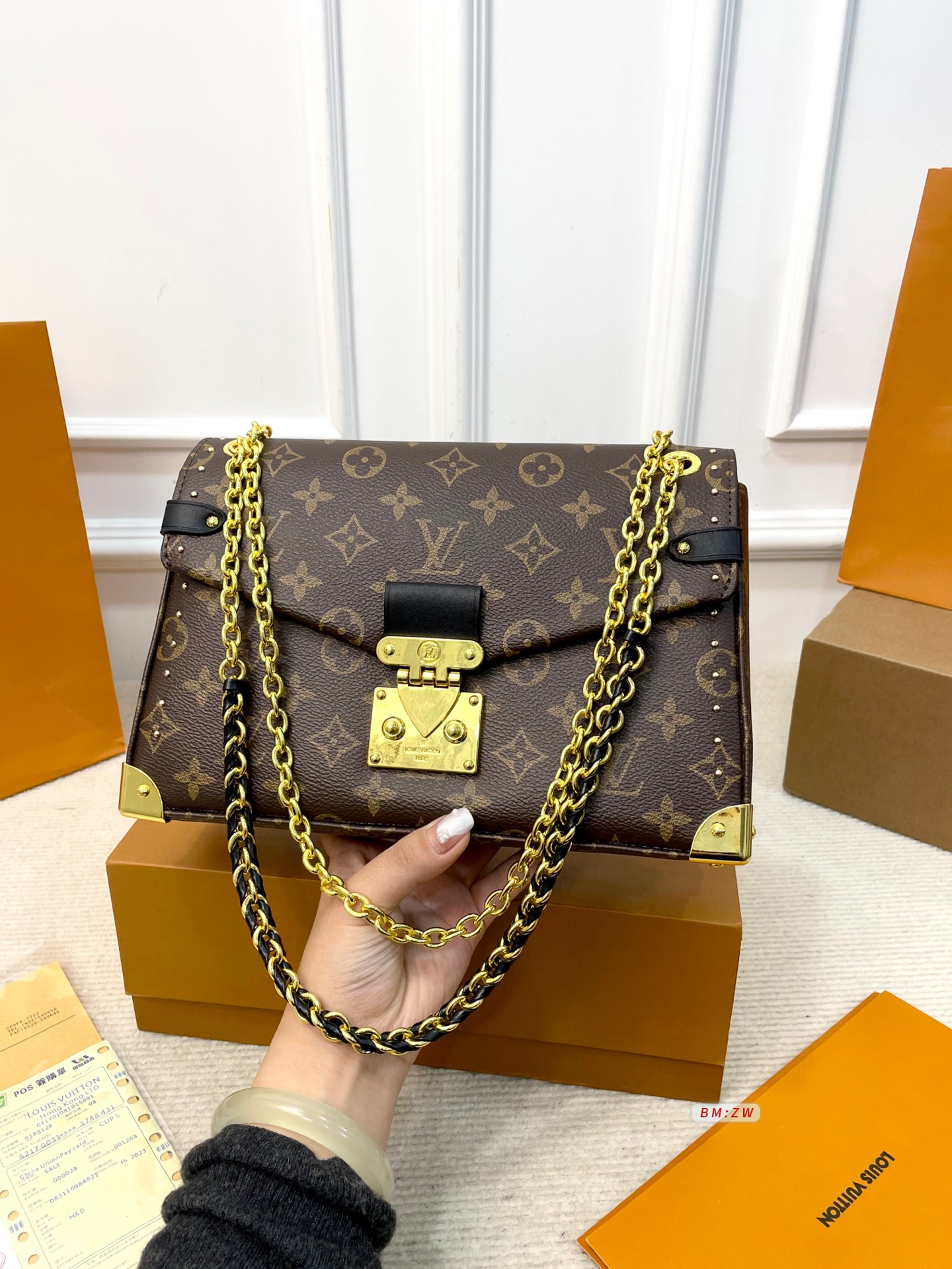 💰185 配折叠盒子 LV Trunkie链条包，2025春夏系列新品，经典Monogram老花帆布+金属链条，复古又时髦✨。小巧精致，配可拆卸肩带，手提、单肩、斜挎都OK！灵感来自LV档案馆，融合邮差包元素，翻盖+金属锁扣超有辨识度🧳。内部空间合理，通勤出行都很实用，是经典与现代的完美结合！ 尺寸：26*8*17