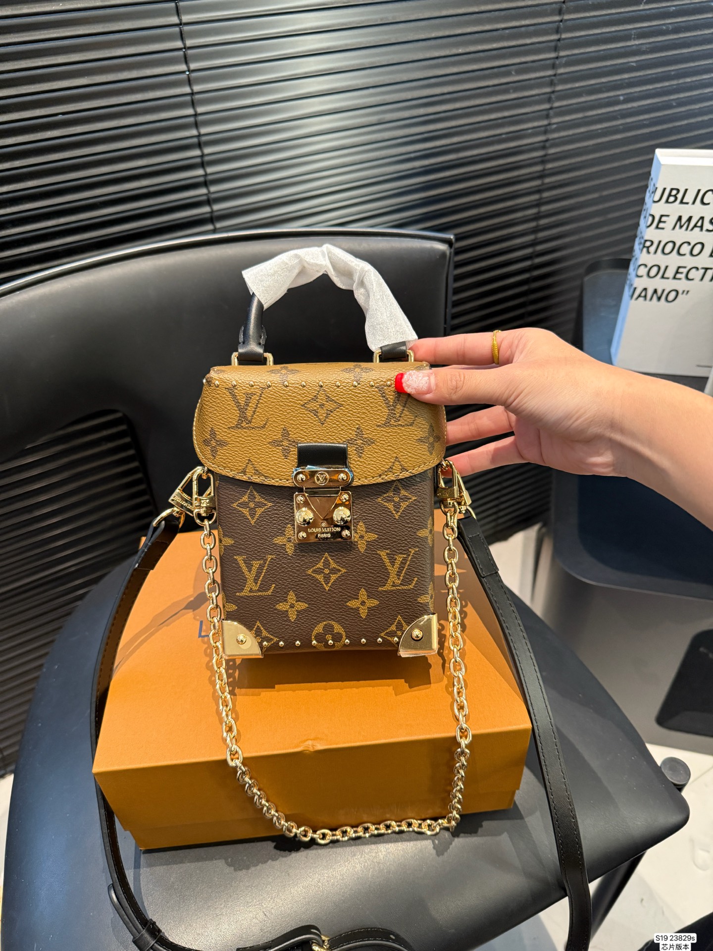 P145 配盒子 Lv手机包芯片版本 LV | 老花新款Metis手机包圃首发实拍分享LV 能放下16PROMax啦 出门特别方便 链条是和金属拼接，时髦感满满! 尺寸：12 17 货号23829s