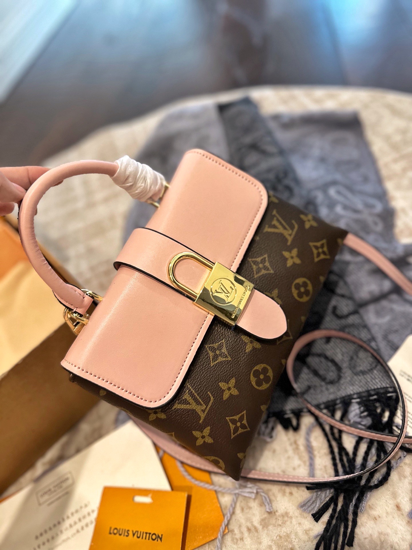 p100 礼盒包装 LV 新款LOCKY BB老花拼皮手提单肩斜跨包 Monogram涂层帆布与柔滑的材质 磨面牛皮饰边 织物内衬 金色金属饰件 顶部配有Toron手柄 适合手提或手挽 可脱卸 可调节肩带 方便肩背或斜挎 经典磁吸挂锁 内设贴袋 尺寸23cm