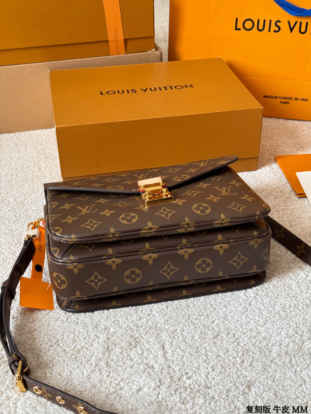 复刻版 牛皮 p260 Lv Pochette M&eacute;tis 邮差包 复刻版 牛皮 邮差包老花手提单肩斜挎包，优雅低调的外形设计和宽敞的包身更加入了实用性，LV闪亮的纯钢金色五金配件- 可调节肩带，配有树糕皮的肩垫，拉链闭合 超细纤维内衬 尺寸：25*20cm