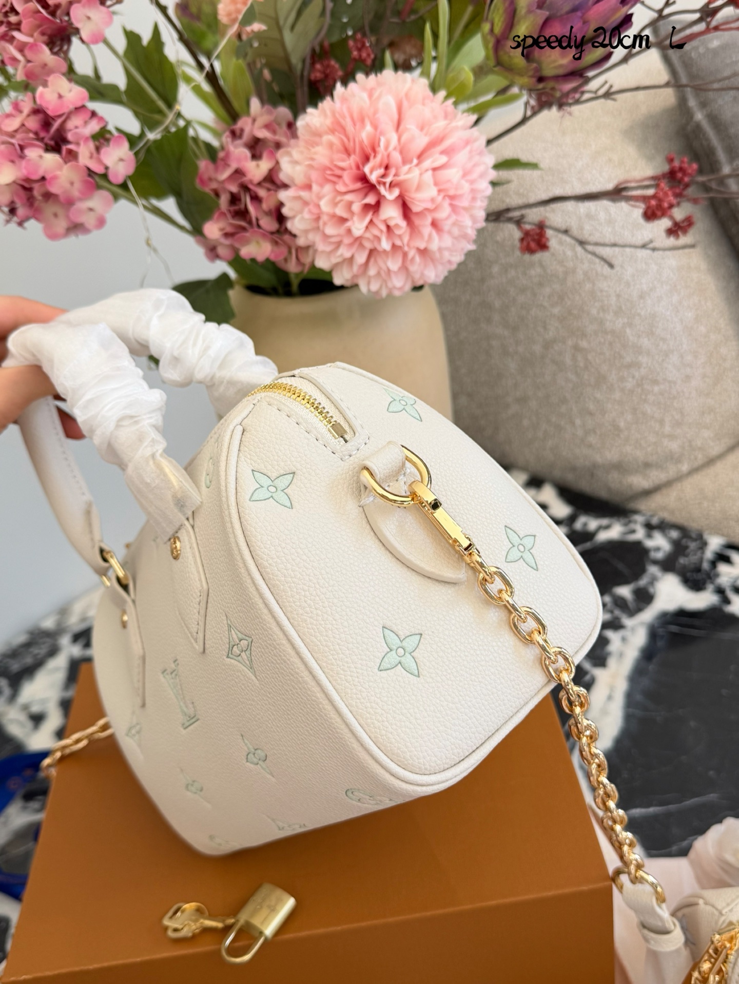 LV Speedy 20手袋p180 LV Speedy 20手袋,白色粒面牛皮+浅绿Monogram刺绣,清新优雅超有辨识度!金属锁扣+链条肩带,手提斜挎都OK,日常通勤、休闲出街都能轻松驾驭汁。内部空间合理,手机钱包都能装,实用又时髦,是LV经典系列的热门款,时尚感满分!