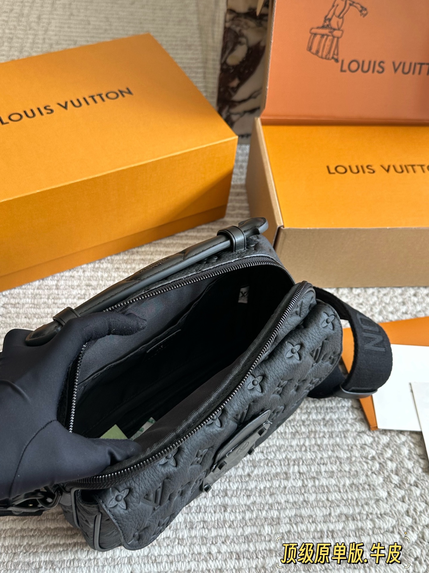 LV Slock新款男生包包p260 Iv最新一季又出了很多老花男包我可太爱老花了买到就，是赚到。拿到手的实物比照片好看。 Iv slocksling，老花的腰包本来就不多，这款配荧光黄色包边的可太亮眼了，感觉稳重的老花配了--丢丢调 皮。很多博主们都安利另一款S Lock的邮差包，有老花配黑色包边和蓝色包边两种选择，但其实个人感觉 18x8cm的厚度真的是过于厚重了(大小跟男款三合一差不多、但是更厚)所以个人感觉不太适合身高175以下的男生和小姐姐们。但如果贪恋大容量的话也是一个很好的选择。 优点是:比较小巧，对个子小的比较友好;男包亮黄色的配色比较少见。25*17