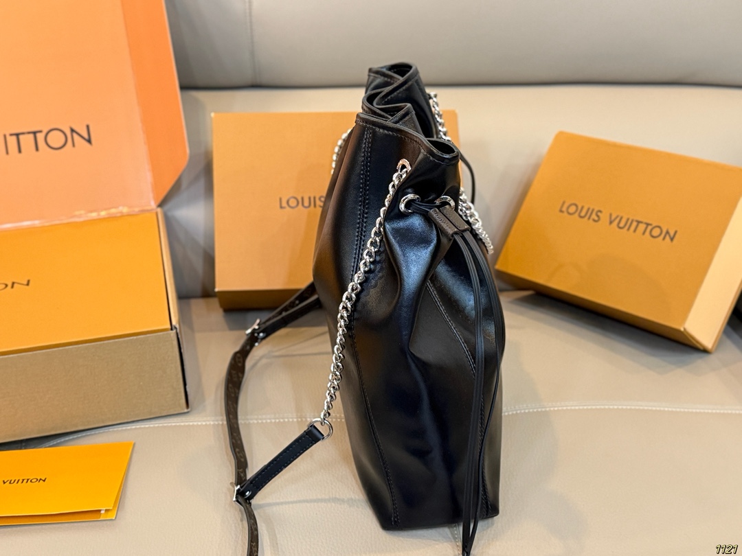 原版复刻&yen;220飞机盒 钢五金163变码芯片 8月新款LV OFF DUTY VIBE也叫&ldquo;下班包&rdquo; 背上它一键去除班味儿，化身都市丽人😍 甜酷中带着一丝儿随性慵懒 包包是抽绳设计，可以单肩也可以斜挎 下班背上它，说走就走 一起来开启下班模式 尺寸：中号单肩包35 37