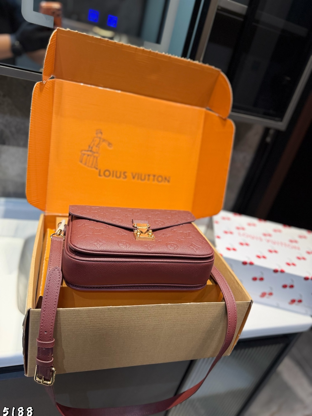 ❤️p215（礼盒包装）❤️ Lv 路易威登｜Pochette Metis East west Mini 新款邮差包 LV邮差包老花手提单肩斜挎包，优雅低调的外形设计和宽敞的包身更加入了实用性，LV闪亮的纯钢金色五金配件- 可调节肩带，配有树糕皮的肩垫，拉链闭合 超细纤维内衬 尺寸 21 14cm