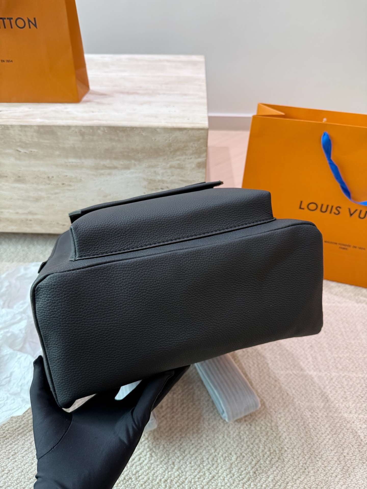 原单品质 P160 Lv 双肩包 Monogram帆布裁制而成，此款Hot Springs双肩背包代表LV Vernis皮革的华丽回归。是一款风格百搭而可爱，适合全天背携的时尚包袋，漆光牛皮，棉质帆布内衬，Monogram帆布饰边。进口漆皮搭配纯钢五金，尺寸30 45cm