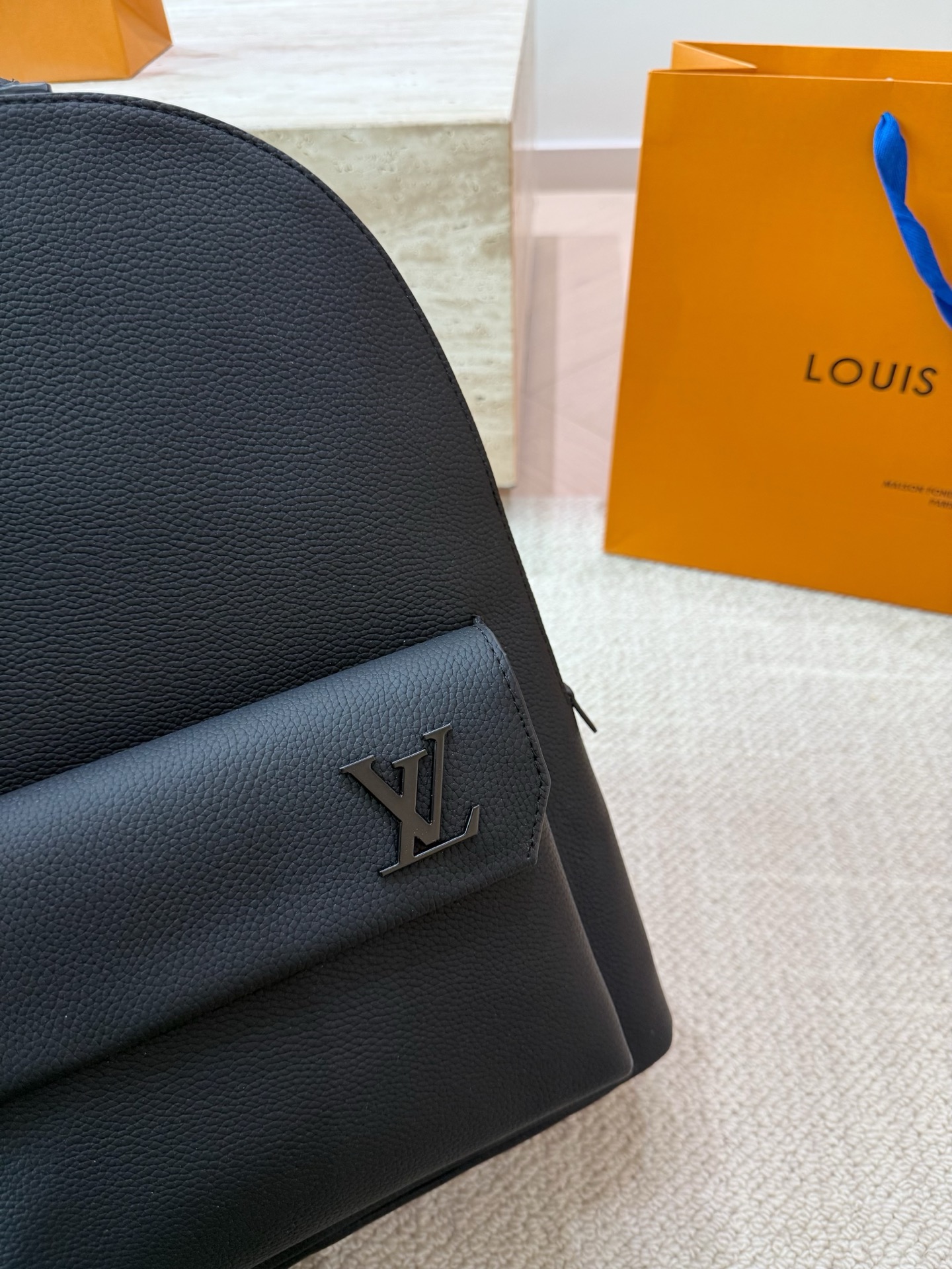 原单品质 P160 Lv 双肩包 Monogram帆布裁制而成，此款Hot Springs双肩背包代表LV Vernis皮革的华丽回归。是一款风格百搭而可爱，适合全天背携的时尚包袋，漆光牛皮，棉质帆布内衬，Monogram帆布饰边。进口漆皮搭配纯钢五金，尺寸30 45cm