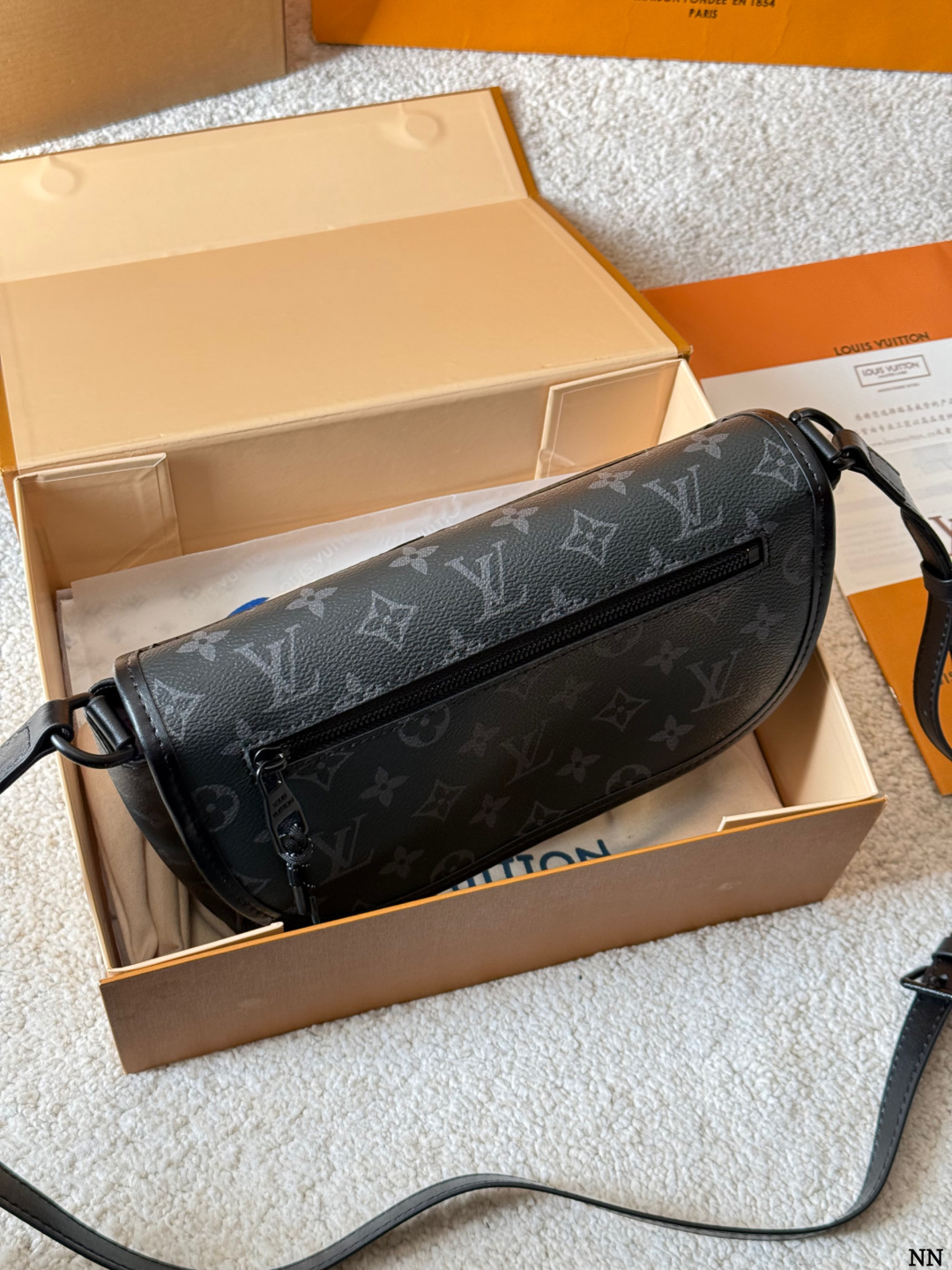 牛皮版本 p160 LV Pulse 邮差包 M12681 VLV Pulse邮差包M12681,黑色Monogram Eclipse涂层 帆布+牛皮饰边,低调又有辦识度艹。盖磁扣+外拉链袋,内部多夹层,收纳超方便!肩带可调节,单肩斜挎都OK,通勤休闲都能搭。 线绳拉链头设计,时髦又实用,是LV黑武士系列热门款,商务休闲都能轻松驾驭 尺寸 23 18cm