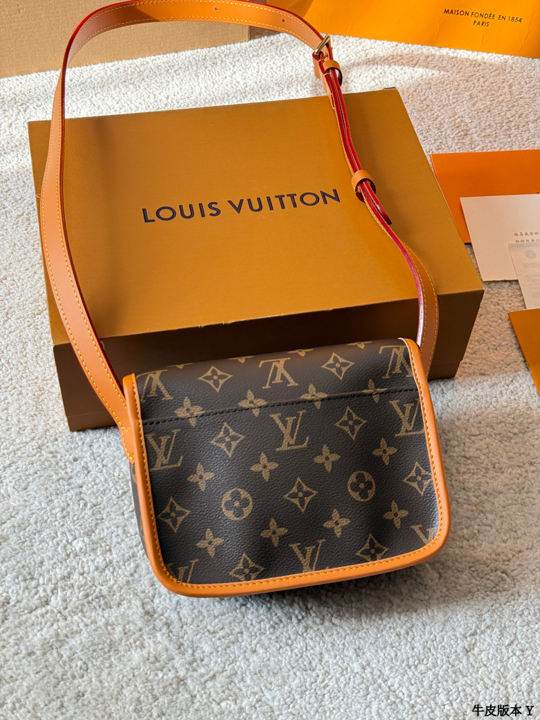 牛皮版本 p230 LV Satchel 迷你邮差包 LV Satchel迷你邮差包，经典Monogram老花帆布+深蜜色牛皮饰边，复古学院风满满！尺寸19x15cm，小巧精致，日常通勤、休闲出行都超适合艹。双扣设计+可调节肩带，单肩斜挎都OK，内部空间能装手机、钥匙、卡包等小物。灵感源自1930年代邮差包，实用又有收藏价值，男女都能轻松驾驭，搭配休闲或复古穿搭都很出彩