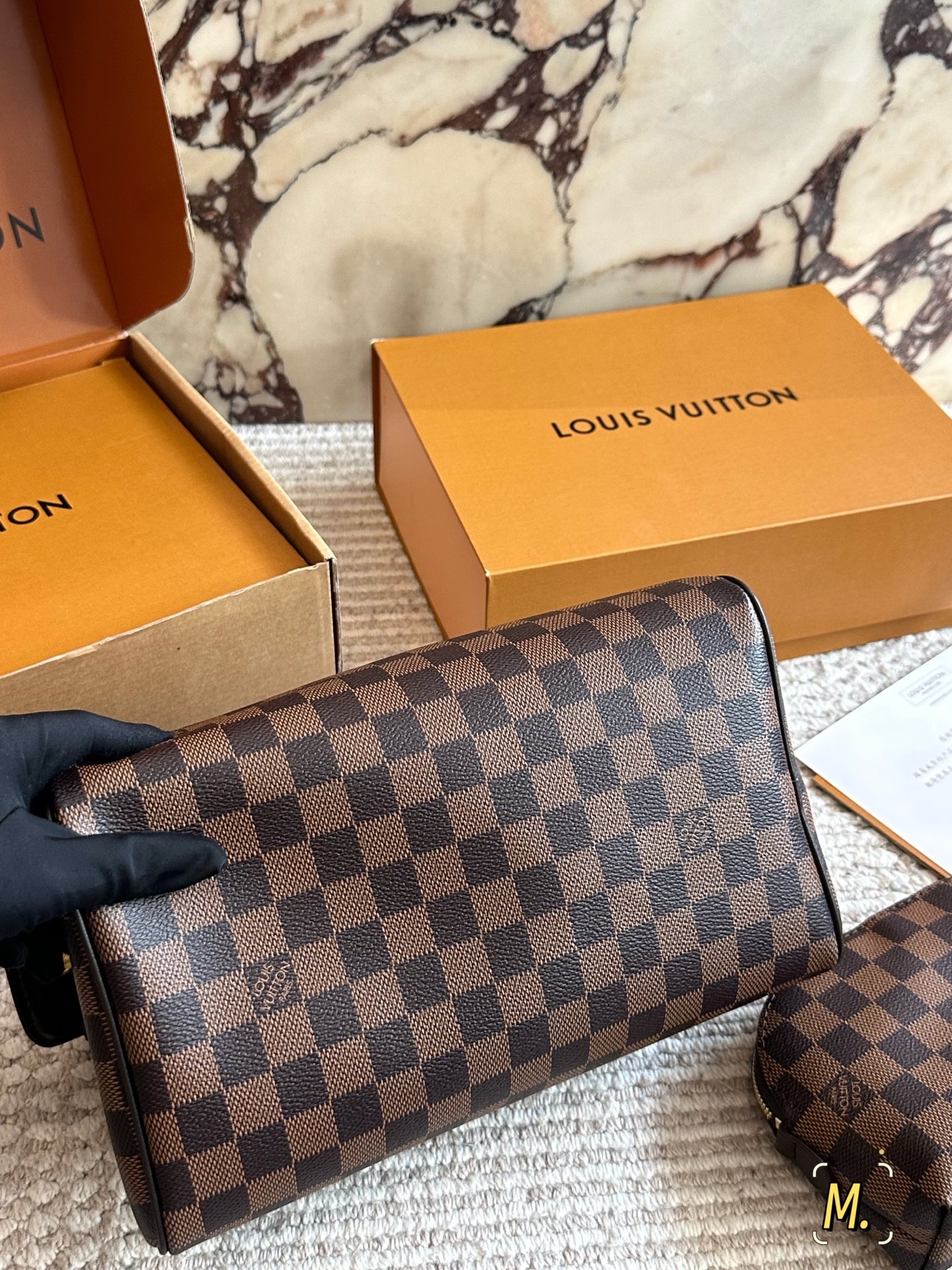 高版本💰145 L家时尚化妆包再次出货，永远都不会过时，女士们的必备品，男士们，女士们，通通可以使用，球星内马尔及各大牌明星，酷爱的一款双拉链的手包➕化妆包，经典老花，面料采用：进口原版PVC面料，尺寸 ：27 14cm