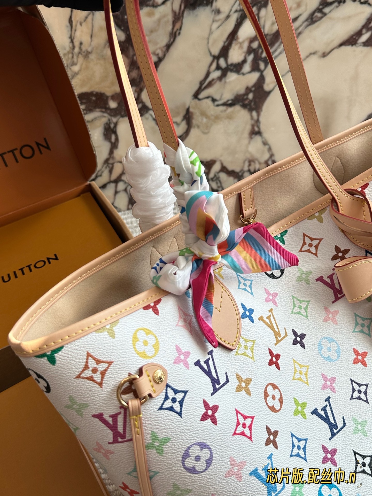 💰240 村上隆系列 lv neverfull购物袋的经典王牌,超大容量的设计作为妈咪包和OL通勤都是妥妥 滴,出镜率 最高的包款。条纹内衬完全不单调沉闷,设计感十足,可拆卸式子母拉链手包,既可单独作手拎包使用,亦可作为额外的内胆 清 丽中带点小女人的可爱韵味!尺寸: 32x29 x 17 cm 配礼盒