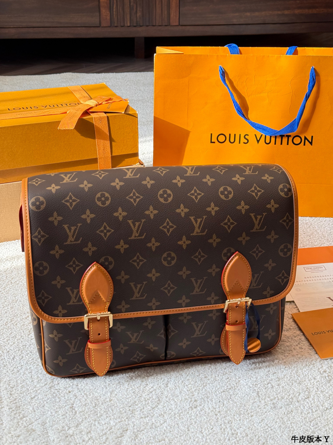 牛皮版本 p250 LV Satchel 邮差包 LV Satchel邮差包,经典Monogram老花帆布+深蜜色牛皮饰边,复古学院风满满!小巧精致,日常通勤、休闲出行都超适合艹。双扣设计+可调节肩带,单肩斜挎都OK,内部空间能装手机、钥匙、卡包等小物。灵感源自1930年代邮差包,实用又有收藏价值,男女都能轻松驾驭,搭配休闲或复古穿搭都很出彩 尺寸 35 26cm