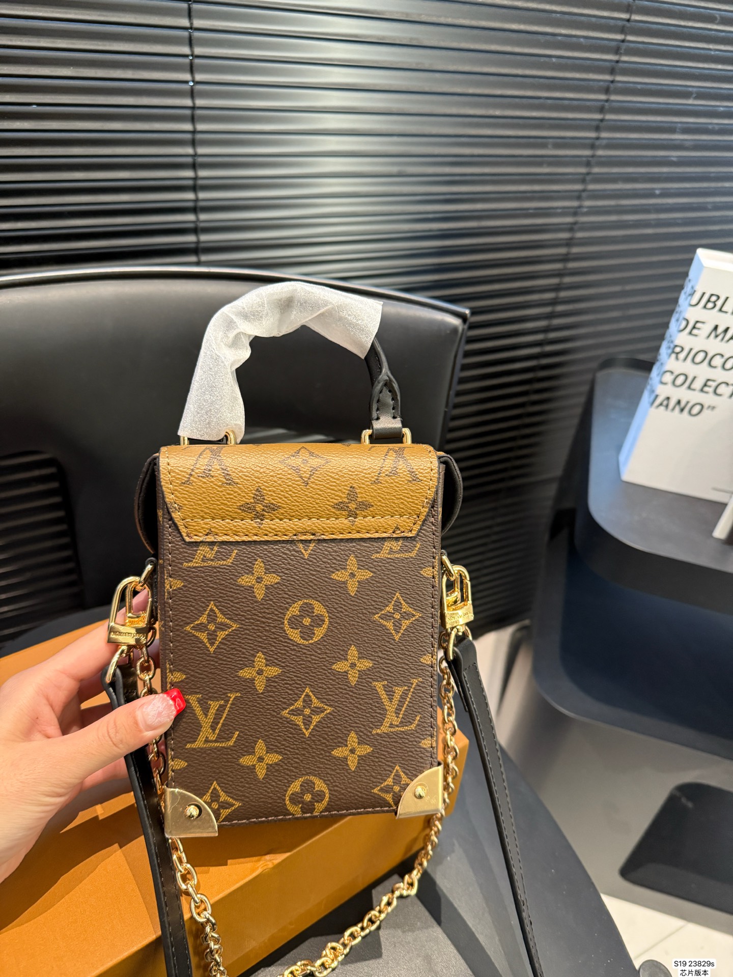 P145 配盒子 Lv手机包芯片版本 LV | 老花新款Metis手机包圃首发实拍分享LV 能放下16PROMax啦 出门特别方便 链条是和金属拼接，时髦感满满! 尺寸：12 17 货号23829s