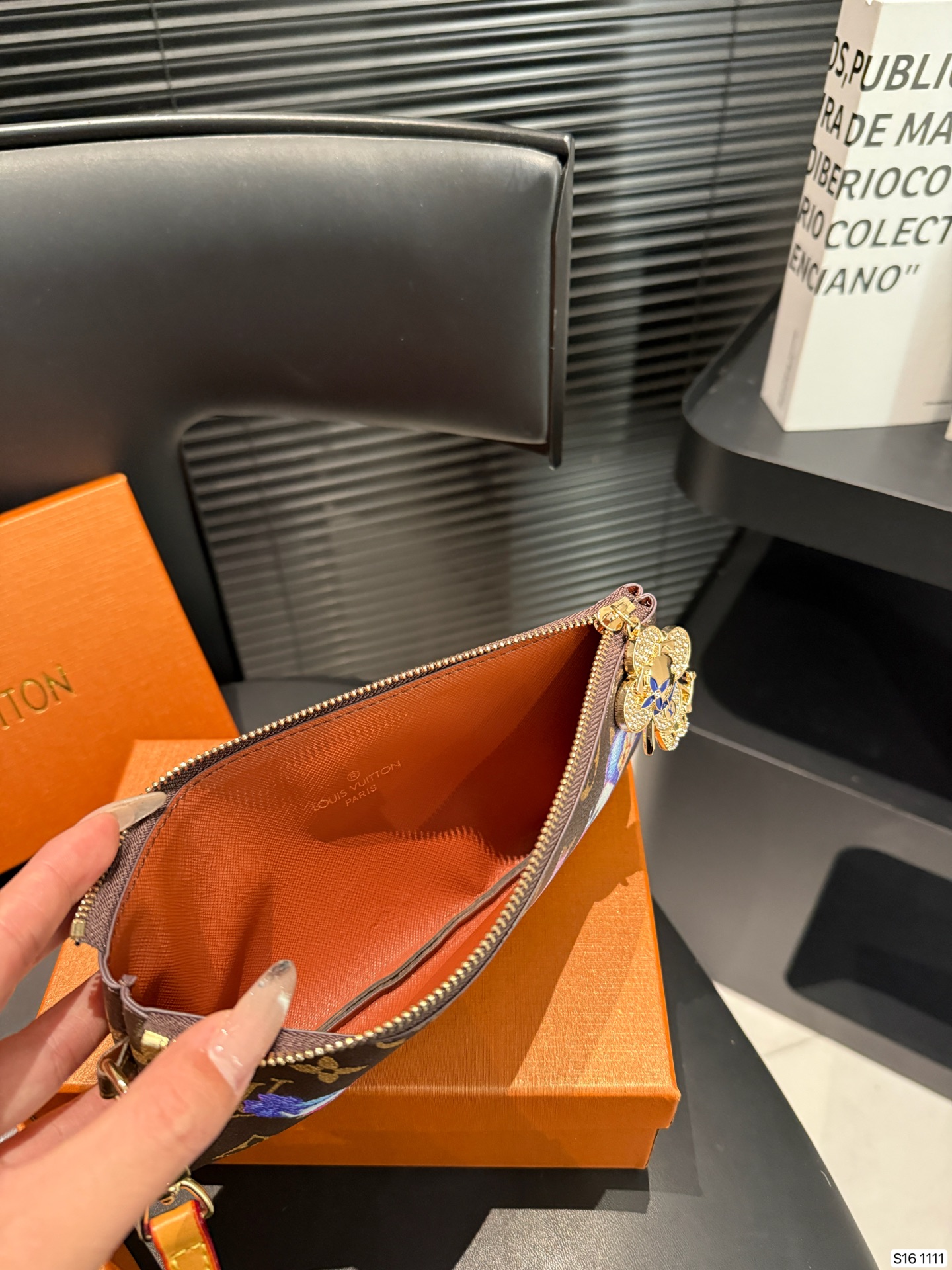 P130 配盒子 LV 专柜最新款火爆登场！做工精致， 媲美专柜！多功能小钱包超级实用 尺寸20 10 货号1111