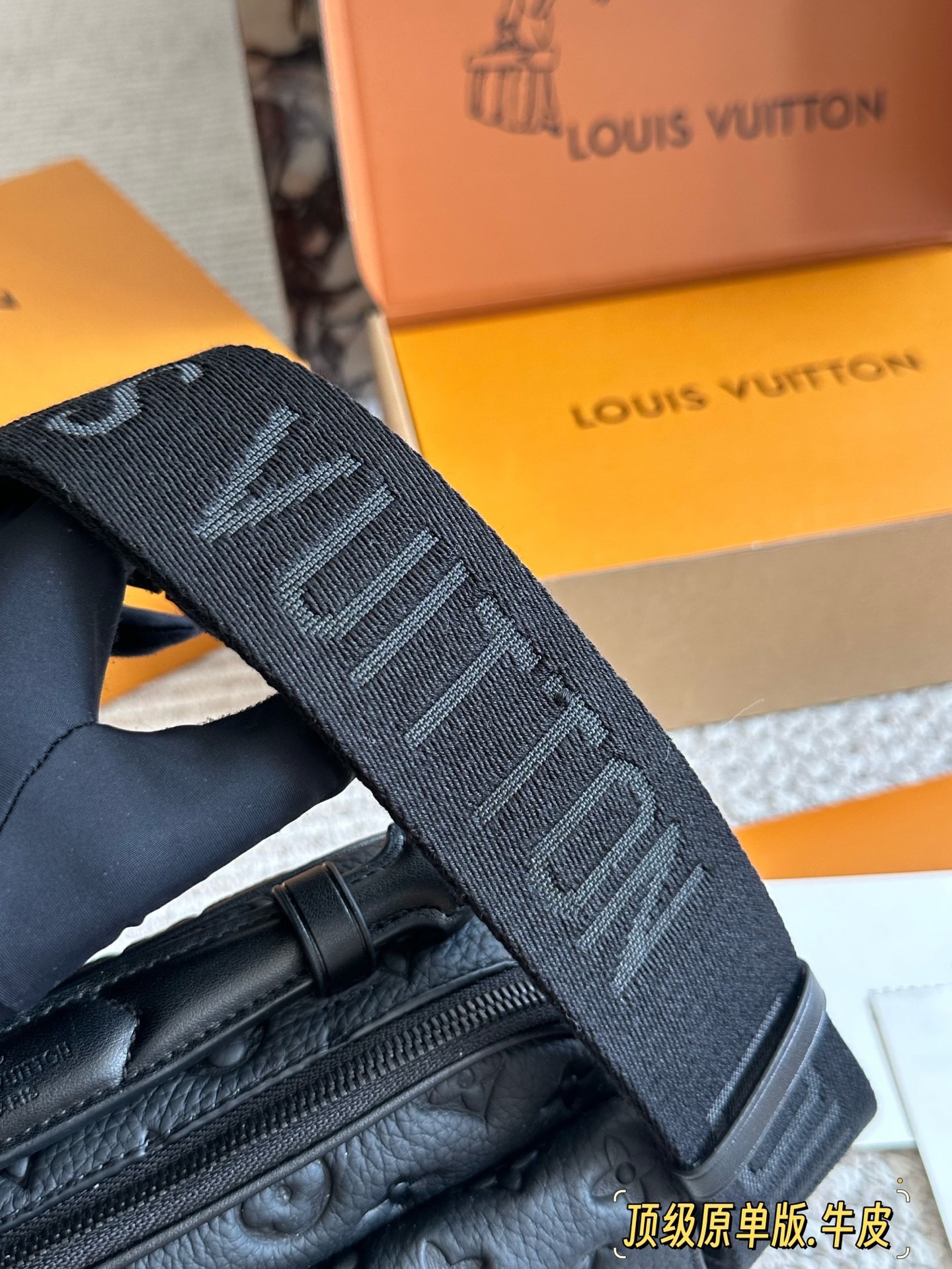 LV Slock新款男生包包p260 Iv最新一季又出了很多老花男包我可太爱老花了买到就，是赚到。拿到手的实物比照片好看。 Iv slocksling，老花的腰包本来就不多，这款配荧光黄色包边的可太亮眼了，感觉稳重的老花配了--丢丢调 皮。很多博主们都安利另一款S Lock的邮差包，有老花配黑色包边和蓝色包边两种选择，但其实个人感觉 18x8cm的厚度真的是过于厚重了(大小跟男款三合一差不多、但是更厚)所以个人感觉不太适合身高175以下的男生和小姐姐们。但如果贪恋大容量的话也是一个很好的选择。 优点是:比较小巧，对个子小的比较友好;男包亮黄色的配色比较少见。25*17